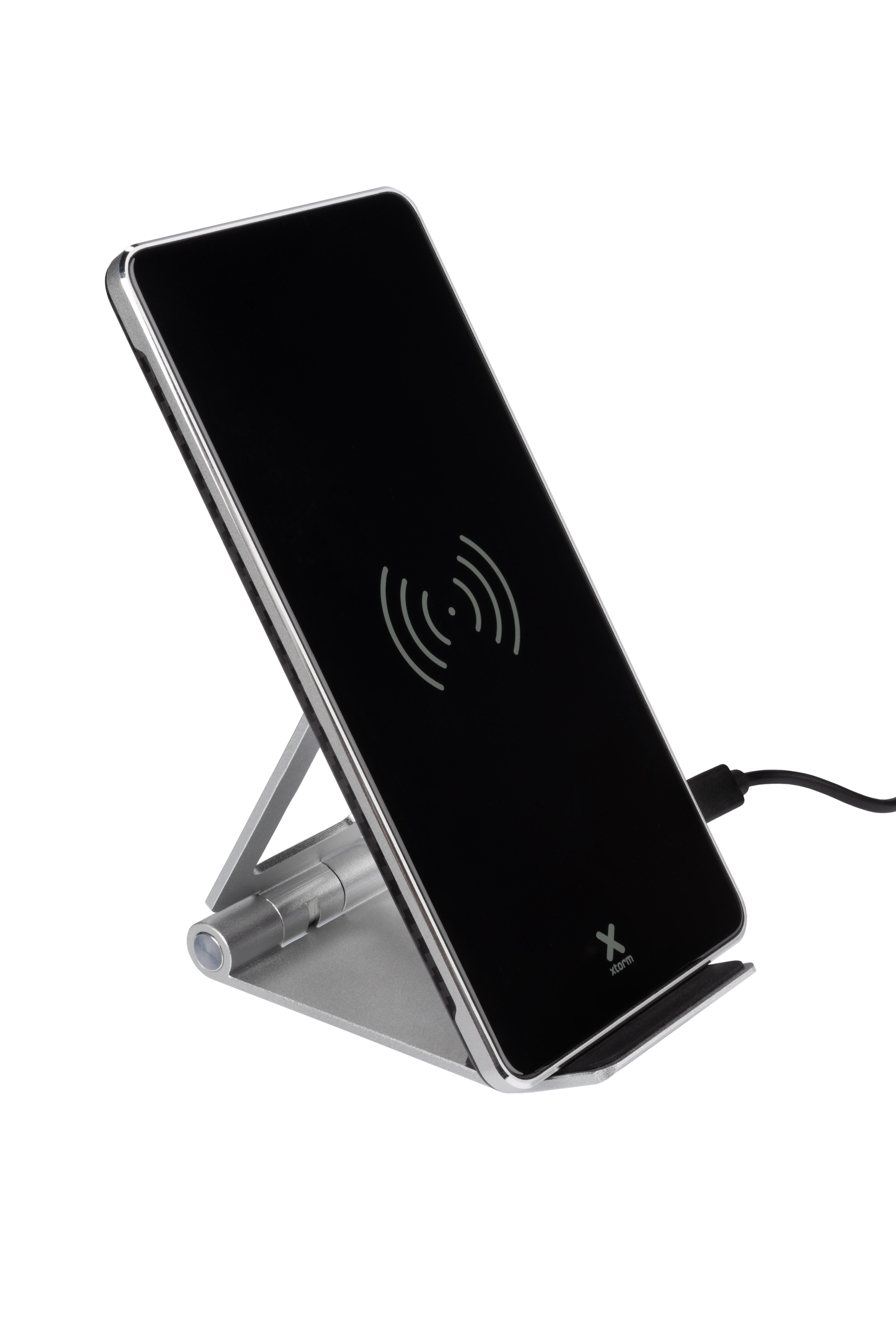 Schwarzes kabelloses Ladegerät mit silbernem Ständer, lädt ein Telefon.