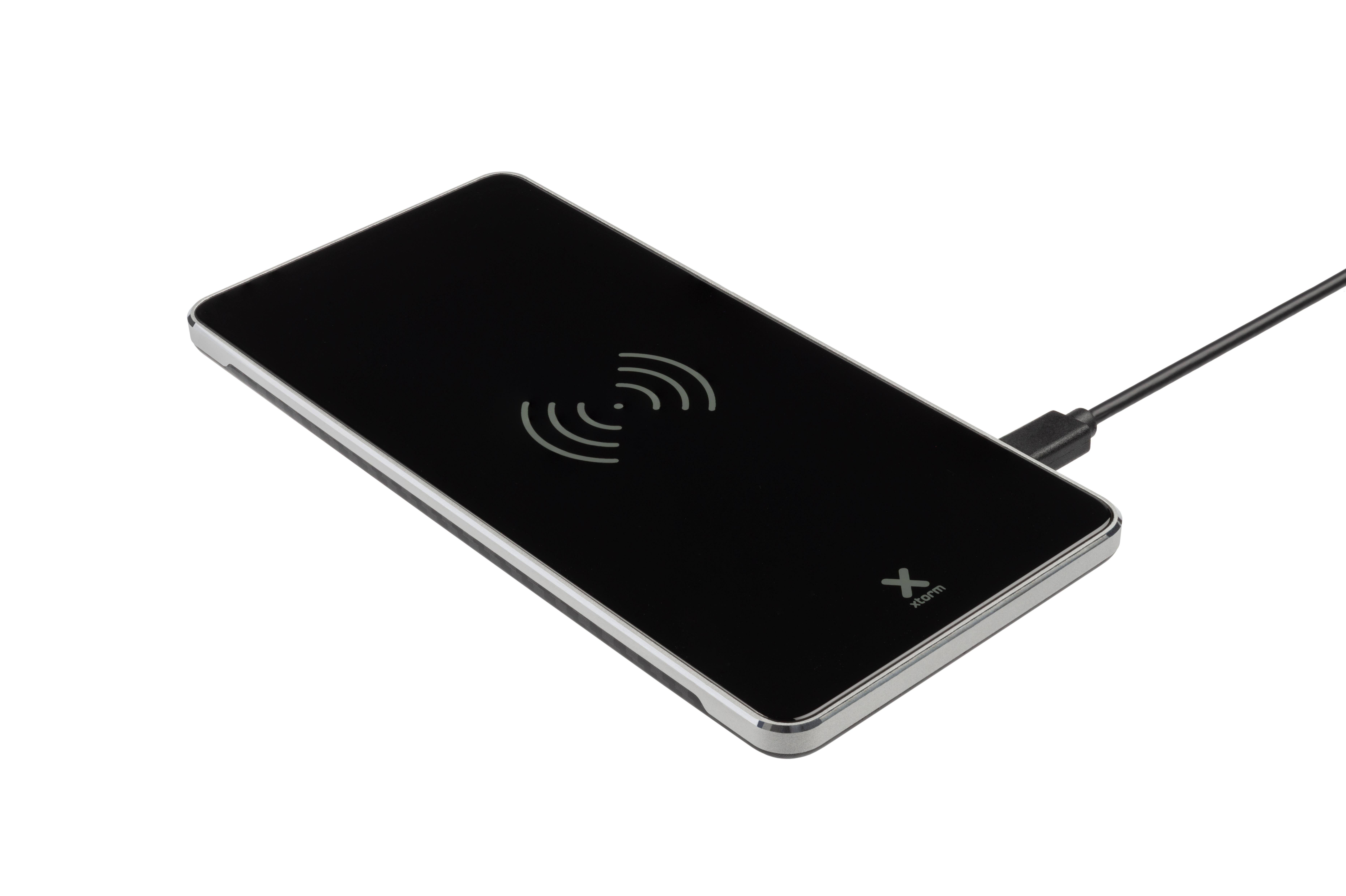 Schwarzes kabelloses Ladegerät mit silberner Zierleiste. Ein USB-Kabel ist eingesteckt. Das Ladegerät hat ein Ladesymbol.