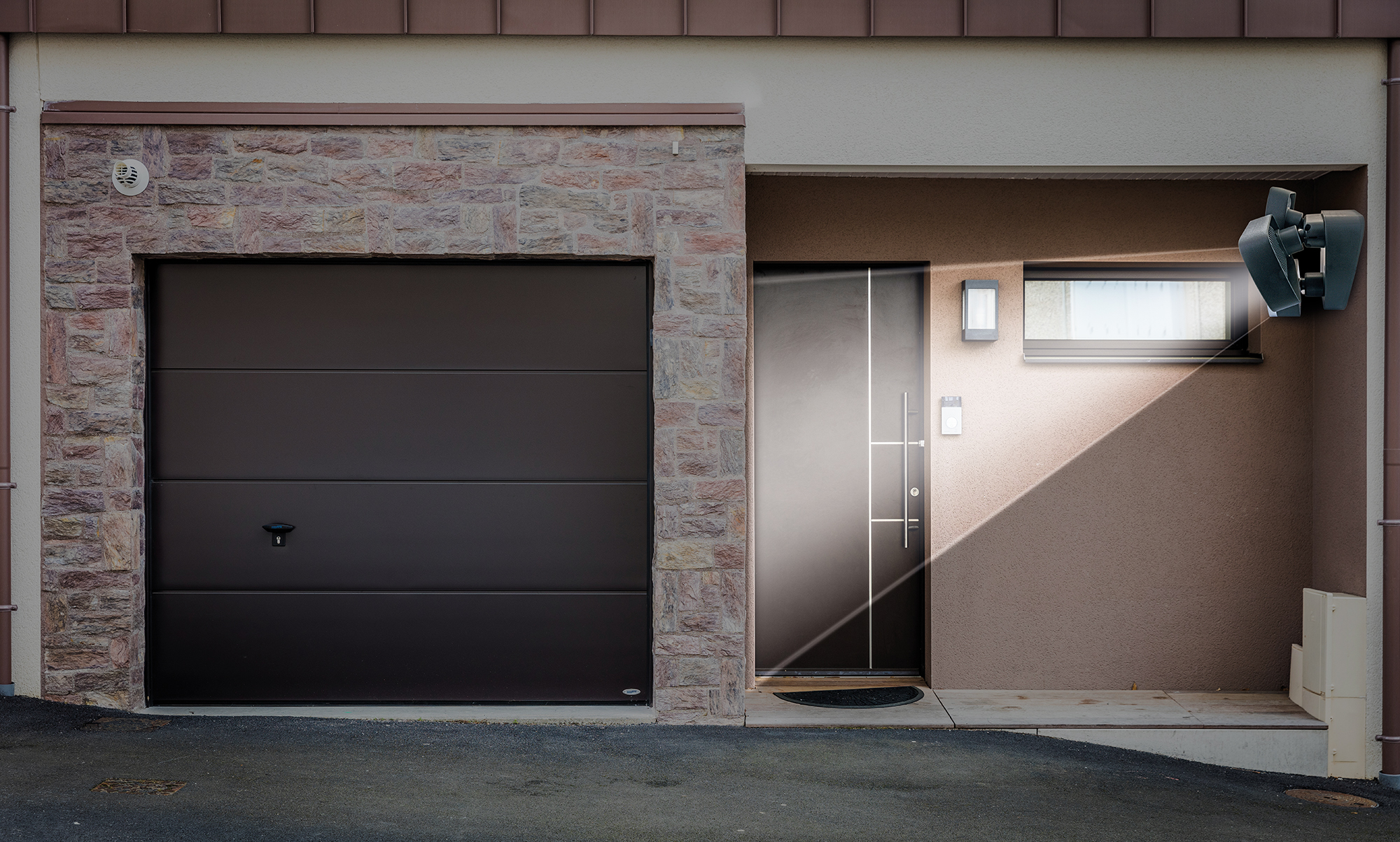 Hausfassade mit Garage, Tür und Scheinwerfer. Braune und beige Farben.