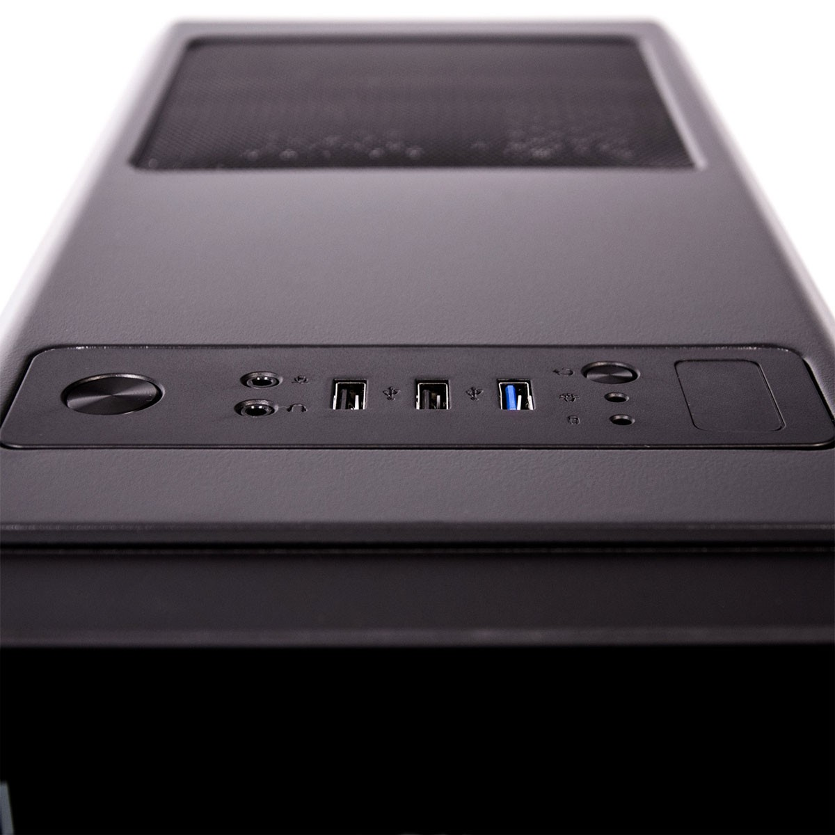 Parte frontal de una caja de ordenador negra. Tiene botón de encendido, puertos USB y audio.