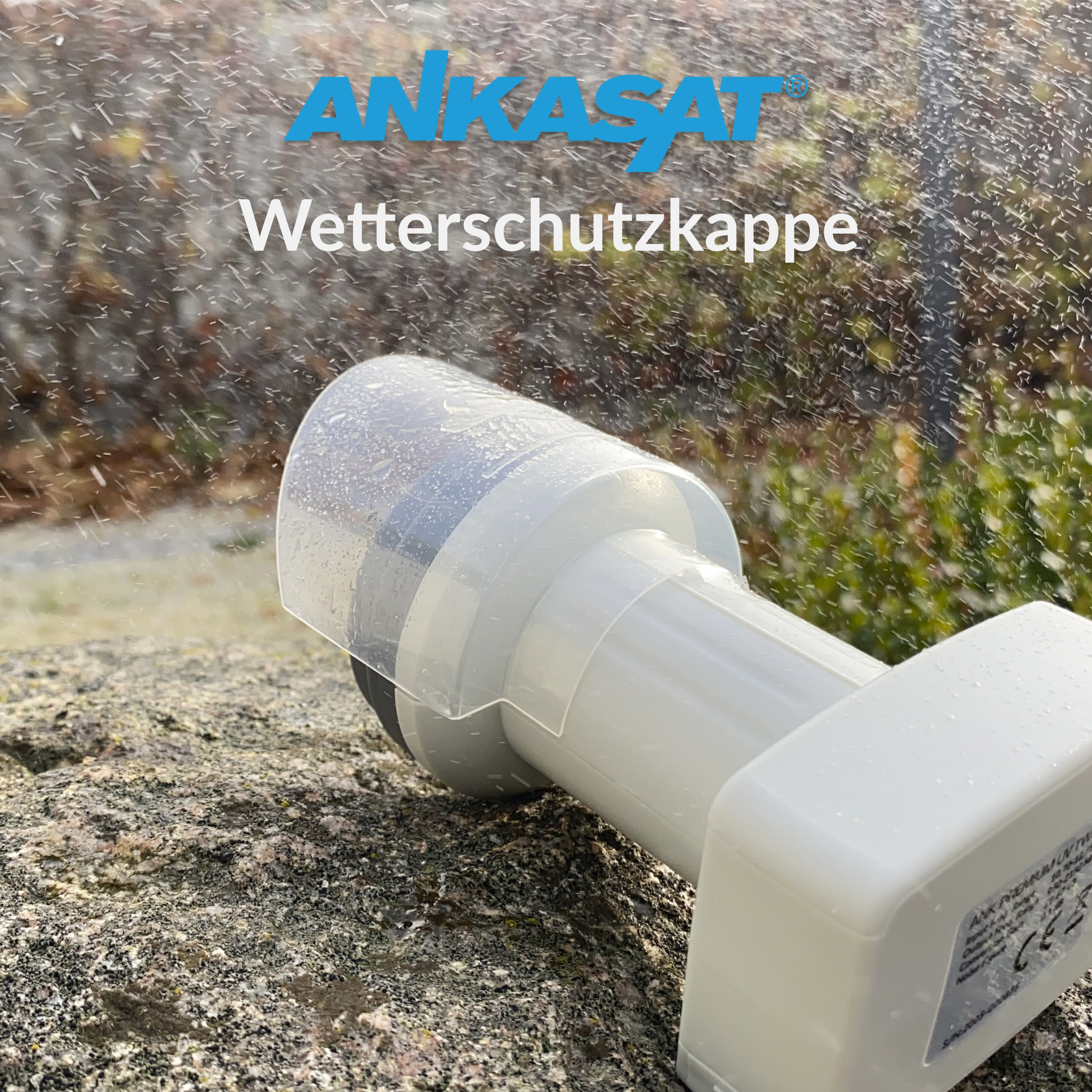 Weiße und graue Satellitenschüssel mit Schutzhülle, mit Regen und Logo darüber.