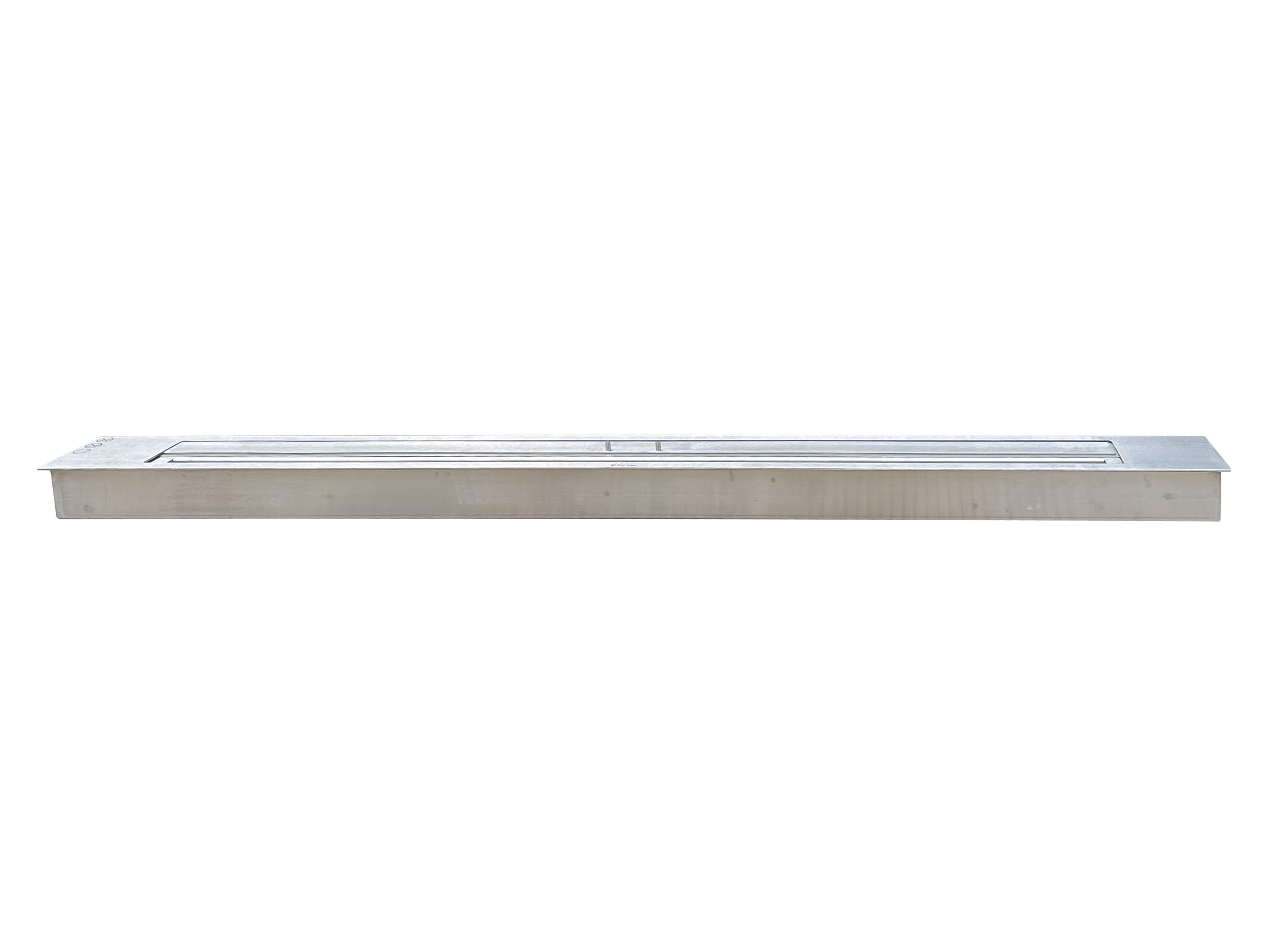 Un inserto de chimenea rectangular horizontal de acero inoxidable sobre blanco.