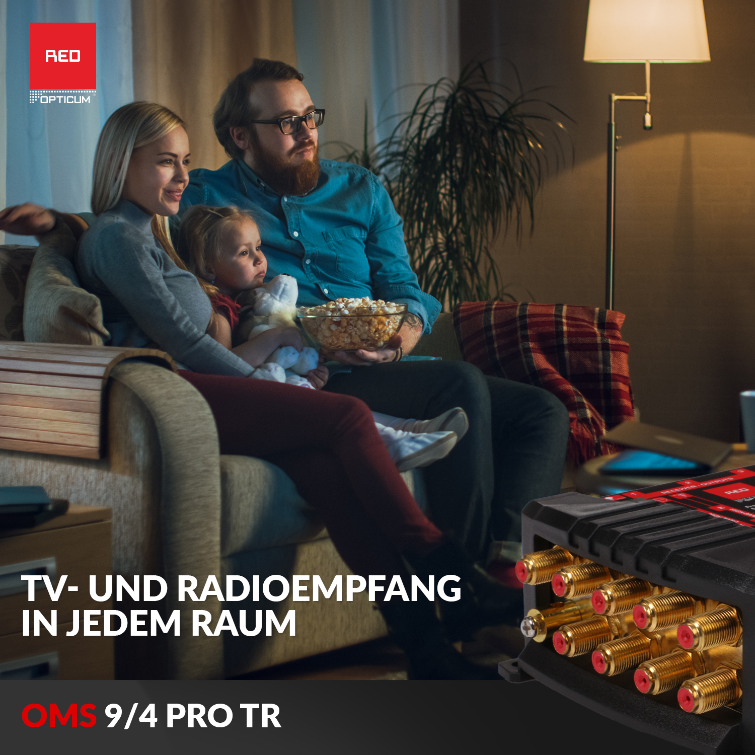 Familie im Wohnzimmer beim Fernsehen; TV-Empfänger im Vordergrund.