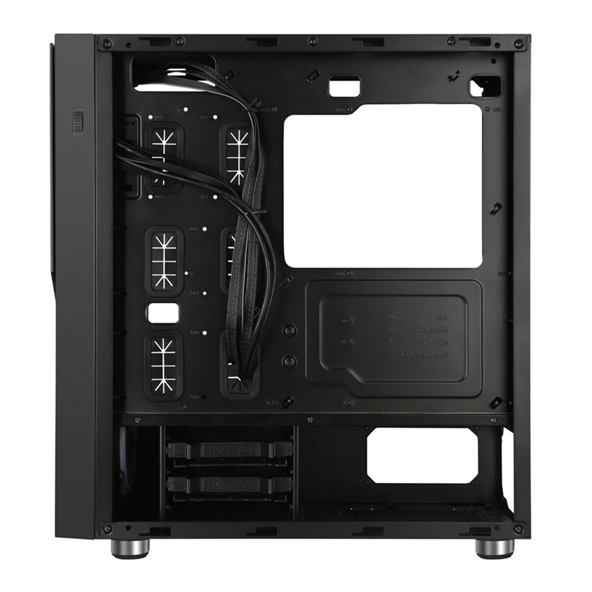 Interior de la caja de la computadora con componentes. Fondo blanco.