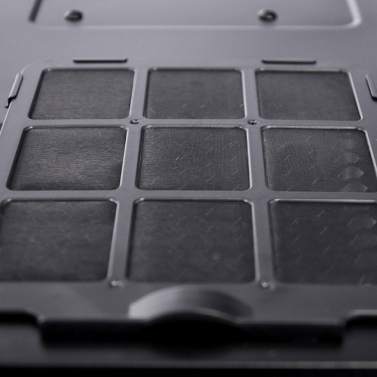 Filtro de polvo para ventilador de computadora negro, diseño de rejilla. Primer plano del patrón cuadrado.
