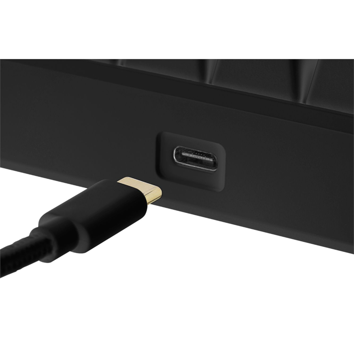 Primo piano di dispositivo nero con porta USB-C. Cavo USB-C collegato.
