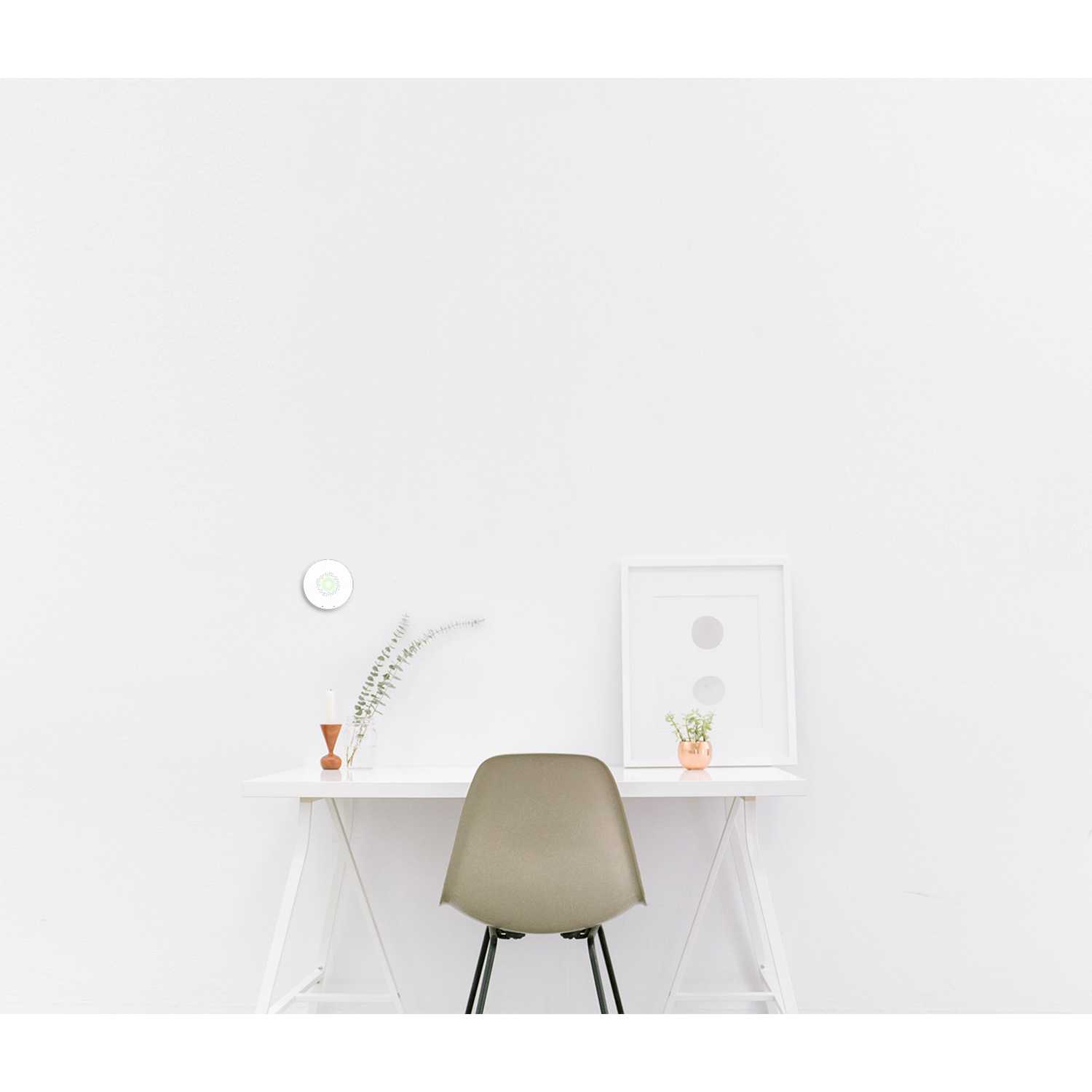 Minimalistischer Schreibtisch mit Kunst, Pflanze und Stuhl, weißer Hintergrund.