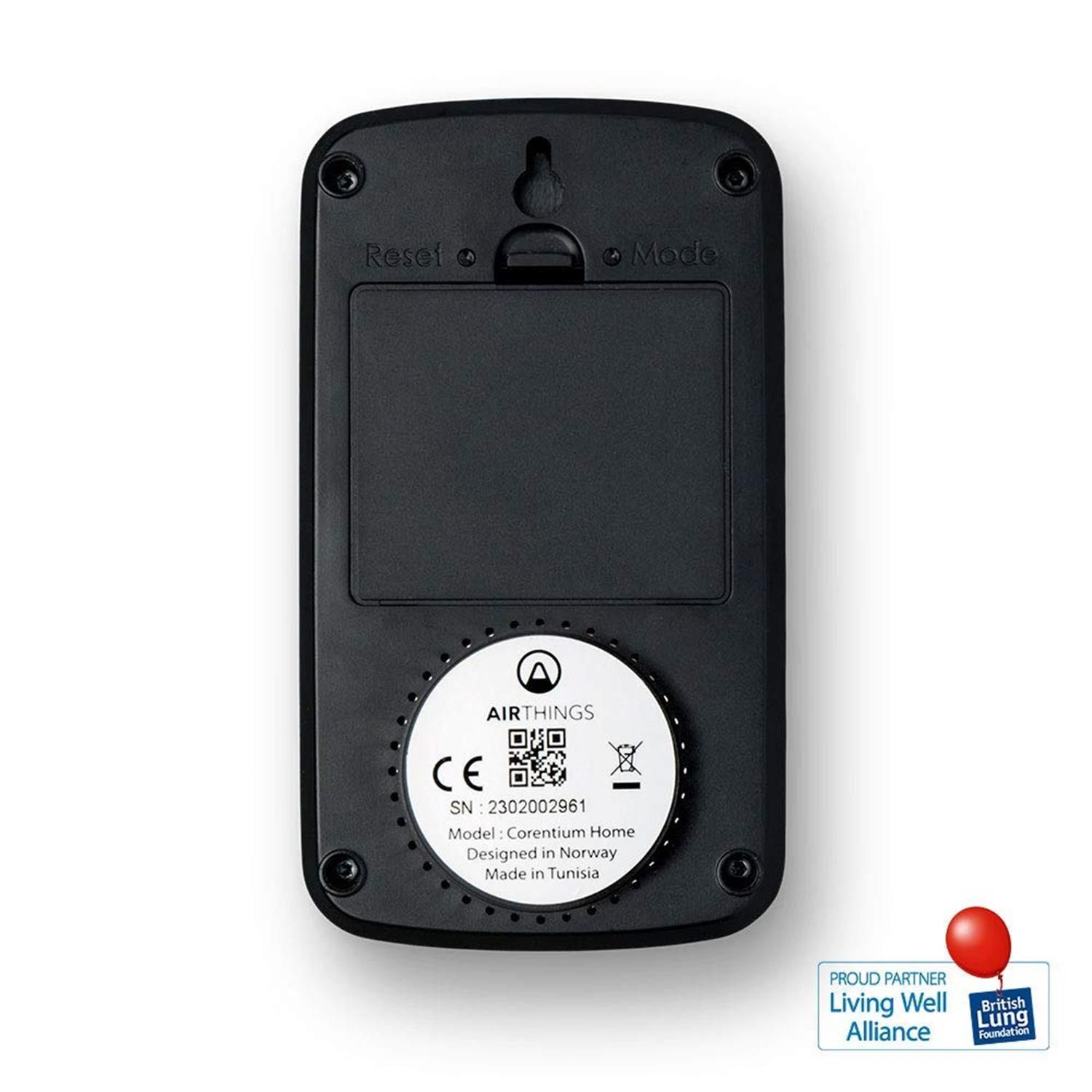 Retro di un dispositivo nero con un cerchio bianco e testo. Testo: Airthings, CE, SN, Modello, Fatto in Tunisia.