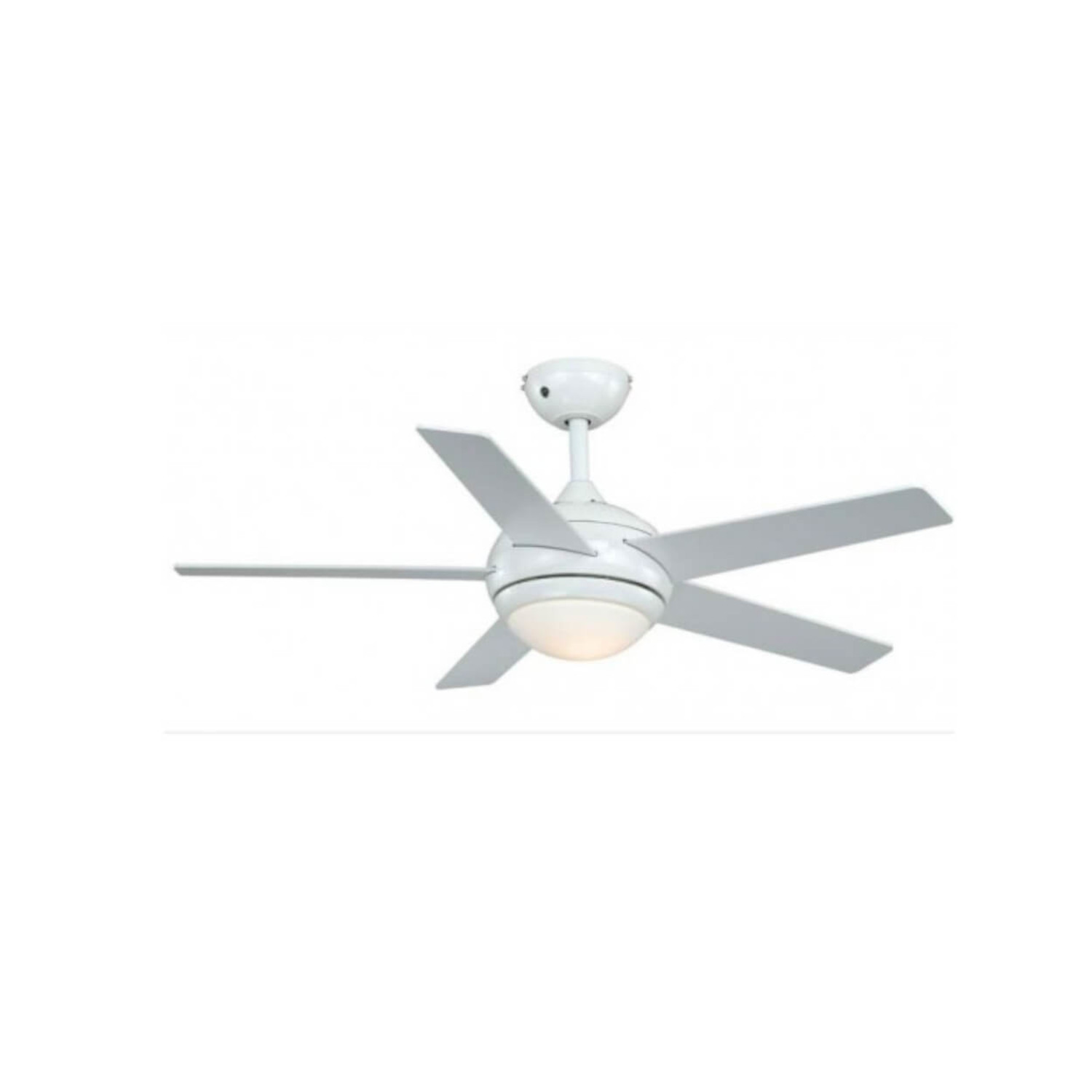 Ein weißer Deckenventilator mit fünf Blättern und einem zentralen Licht auf weißem Grund.