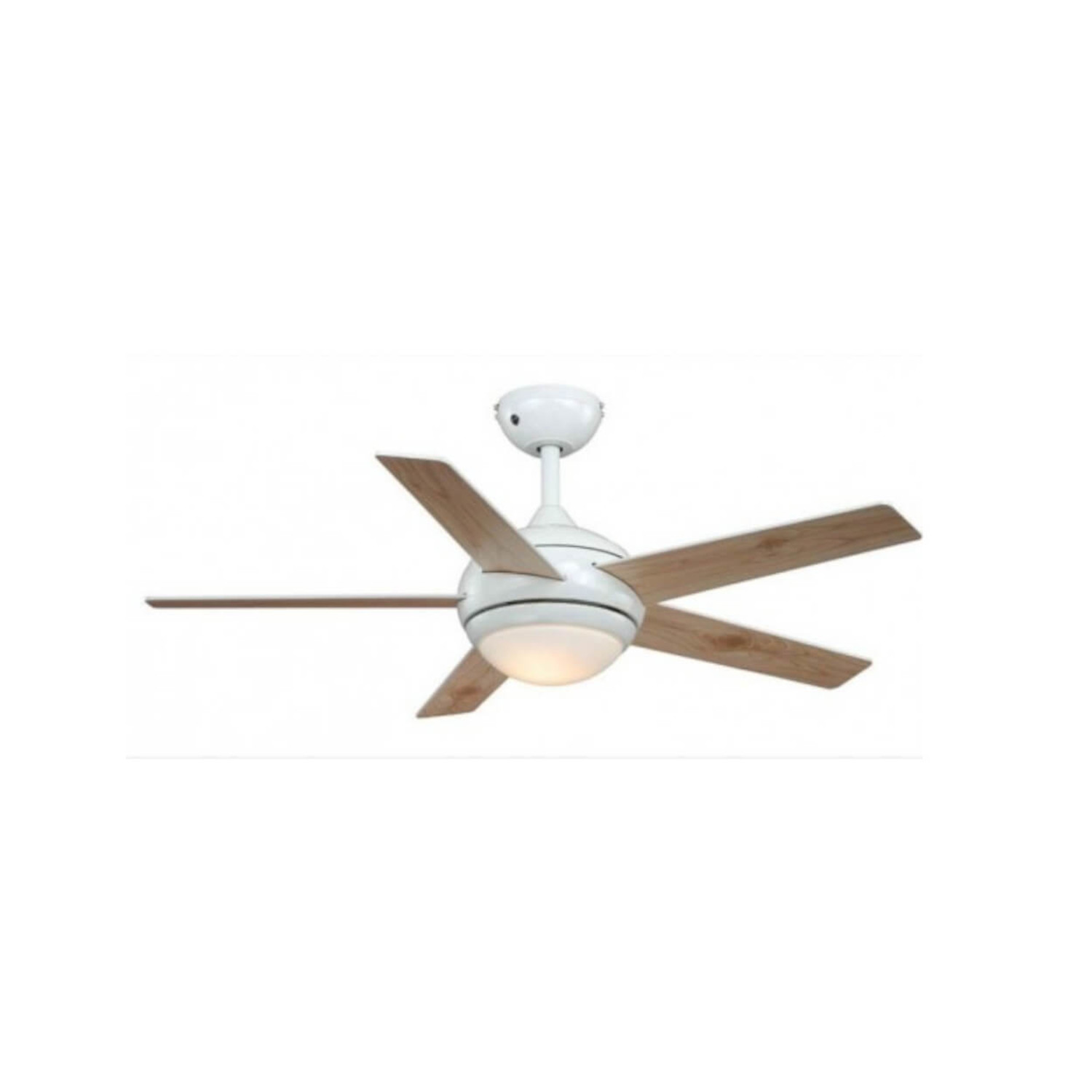 Weißer Deckenventilator mit fünf Holzflügeln und einer mittigen Leuchte, auf weißem Grund.