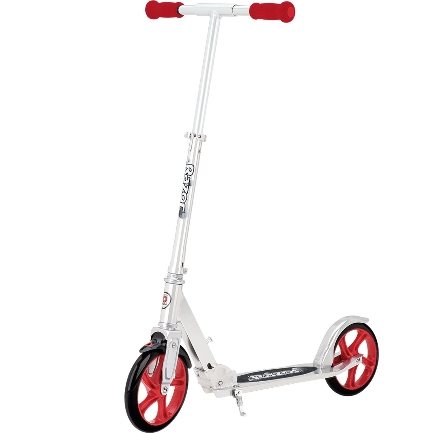 Srebrno-czerwona hulajnoga. Czerwone koła i uchwyty. Logo Razor na wsporniku. Białe tło.