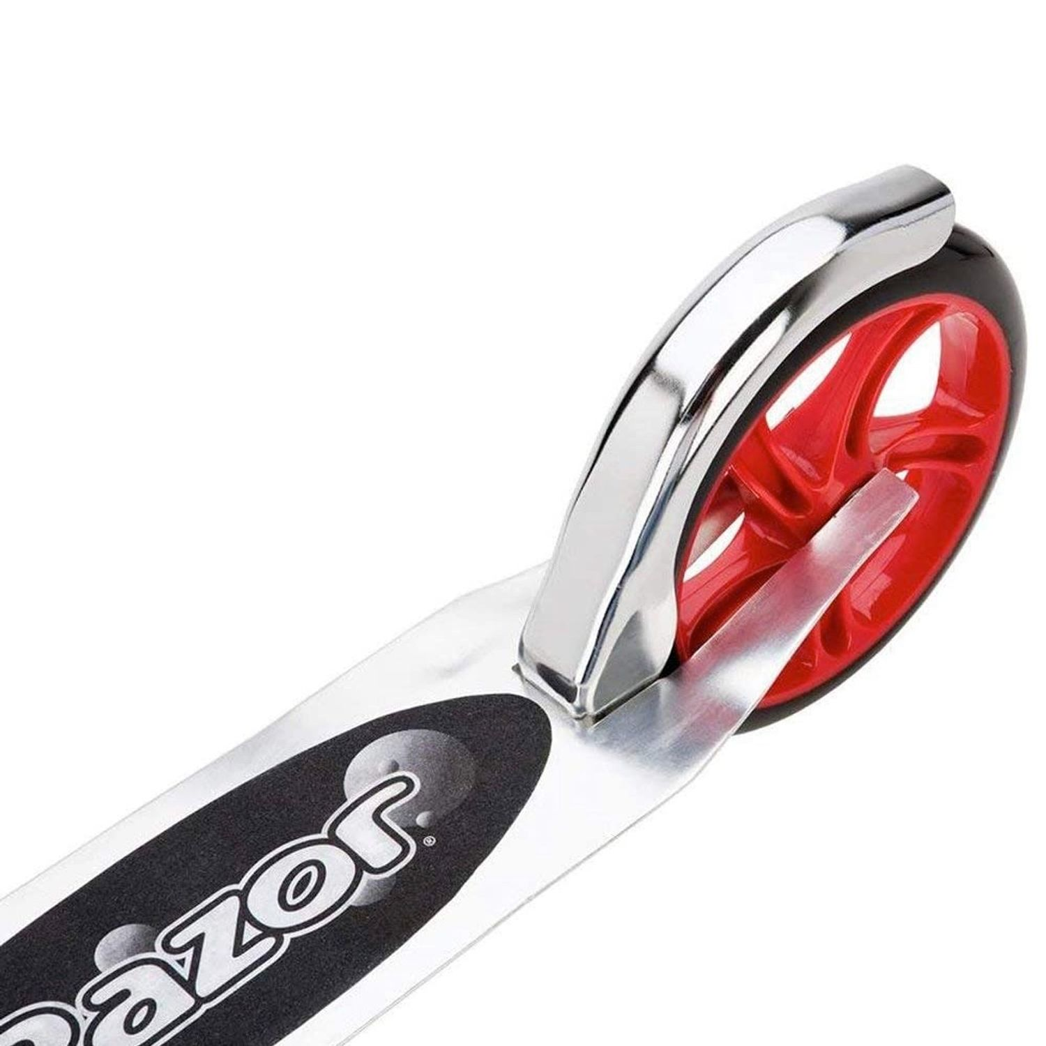 Zbliżenie koła hulajnogi. Koło jest czerwone ze srebrną ramą i czarną podstawą.