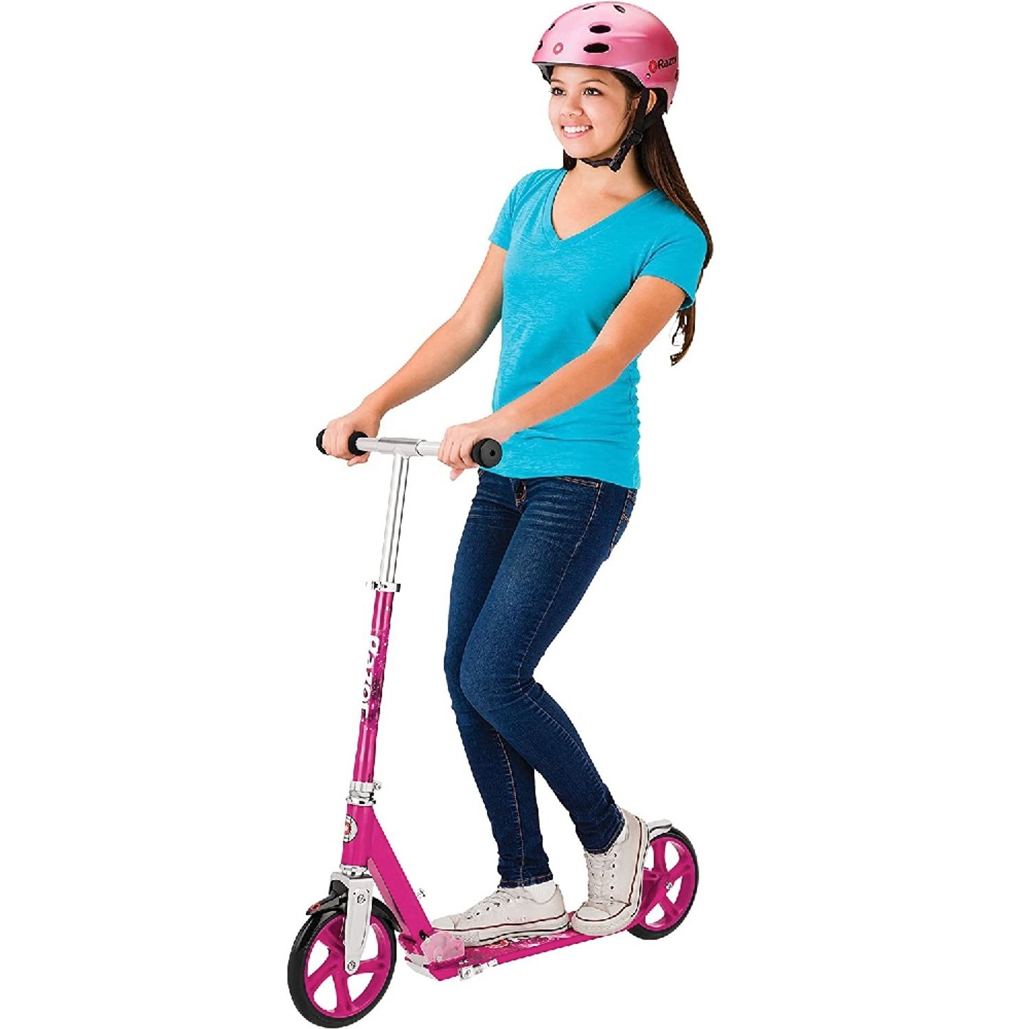Una ragazza con casco rosa guida un monopattino rosa su sfondo bianco.