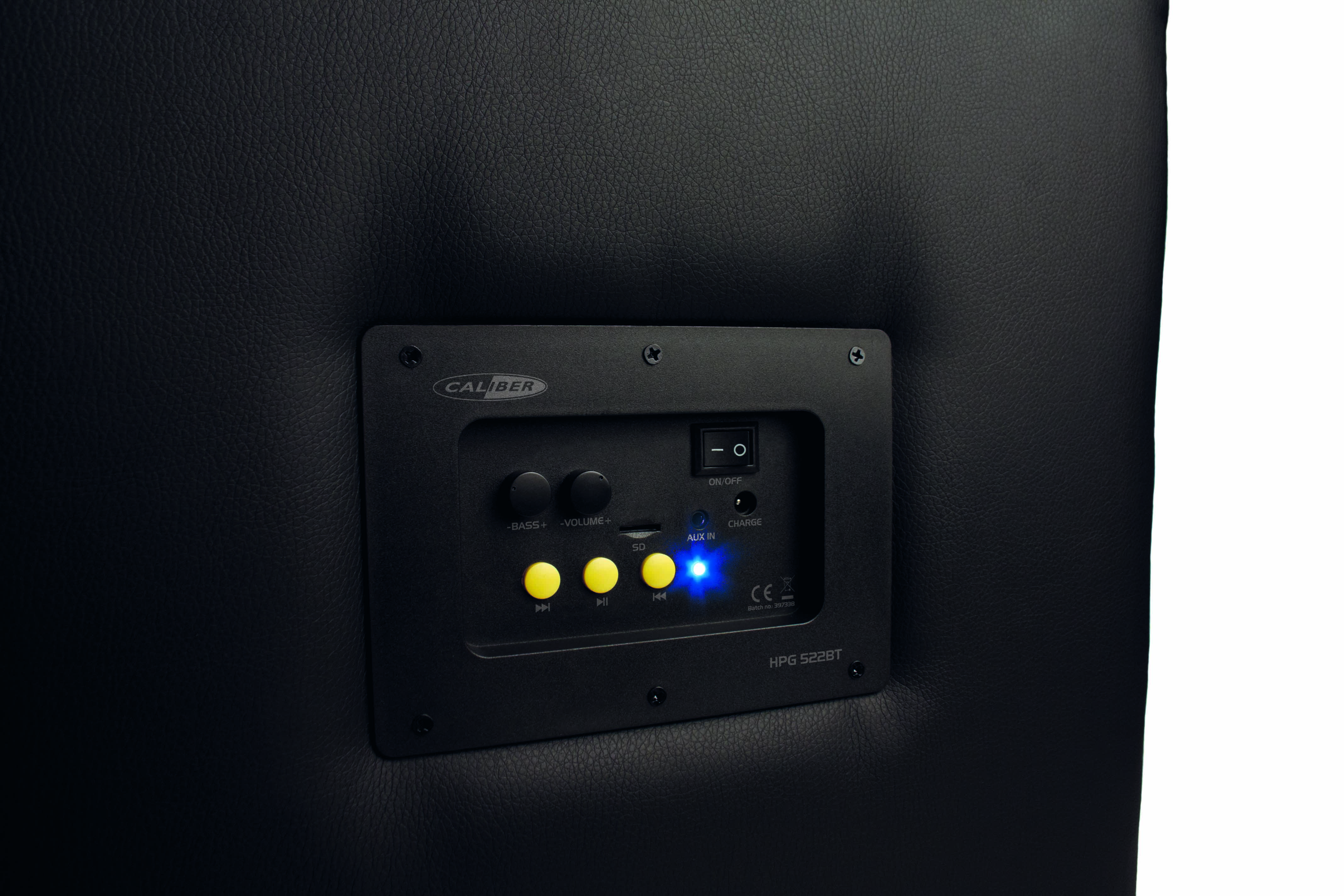 Panneau noir avec boutons de commande et interrupteur d'alimentation. La lumière bleue est allumée.