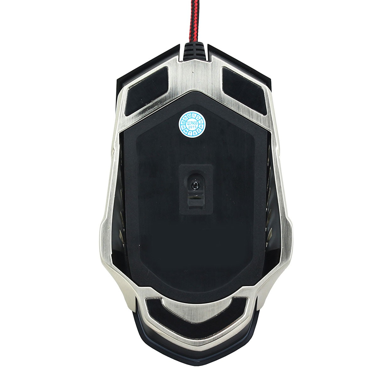Vista inferiore di un mouse da gioco. Nero con dettagli argentati, mostra il sensore e alcune viti.