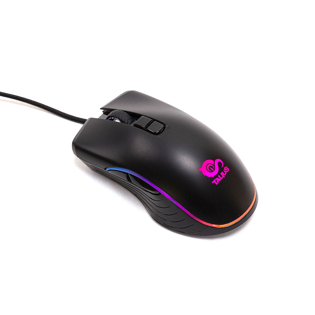 Zwarte gamingmuis met RGB-verlichting. De muis heeft een logo en een kabel.