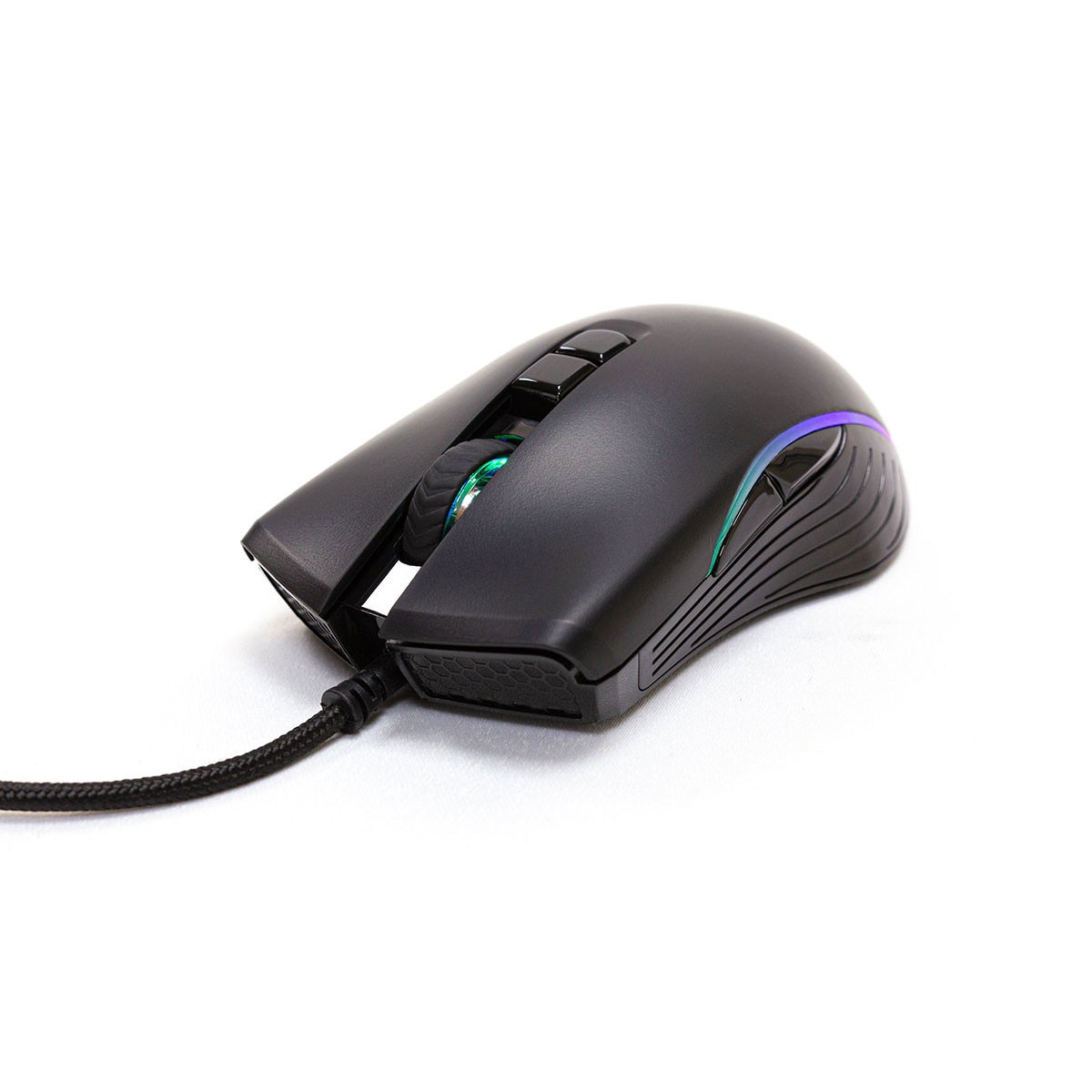 Zwarte computermuis met een scrollwiel en knoppen. De kabel is zwart.