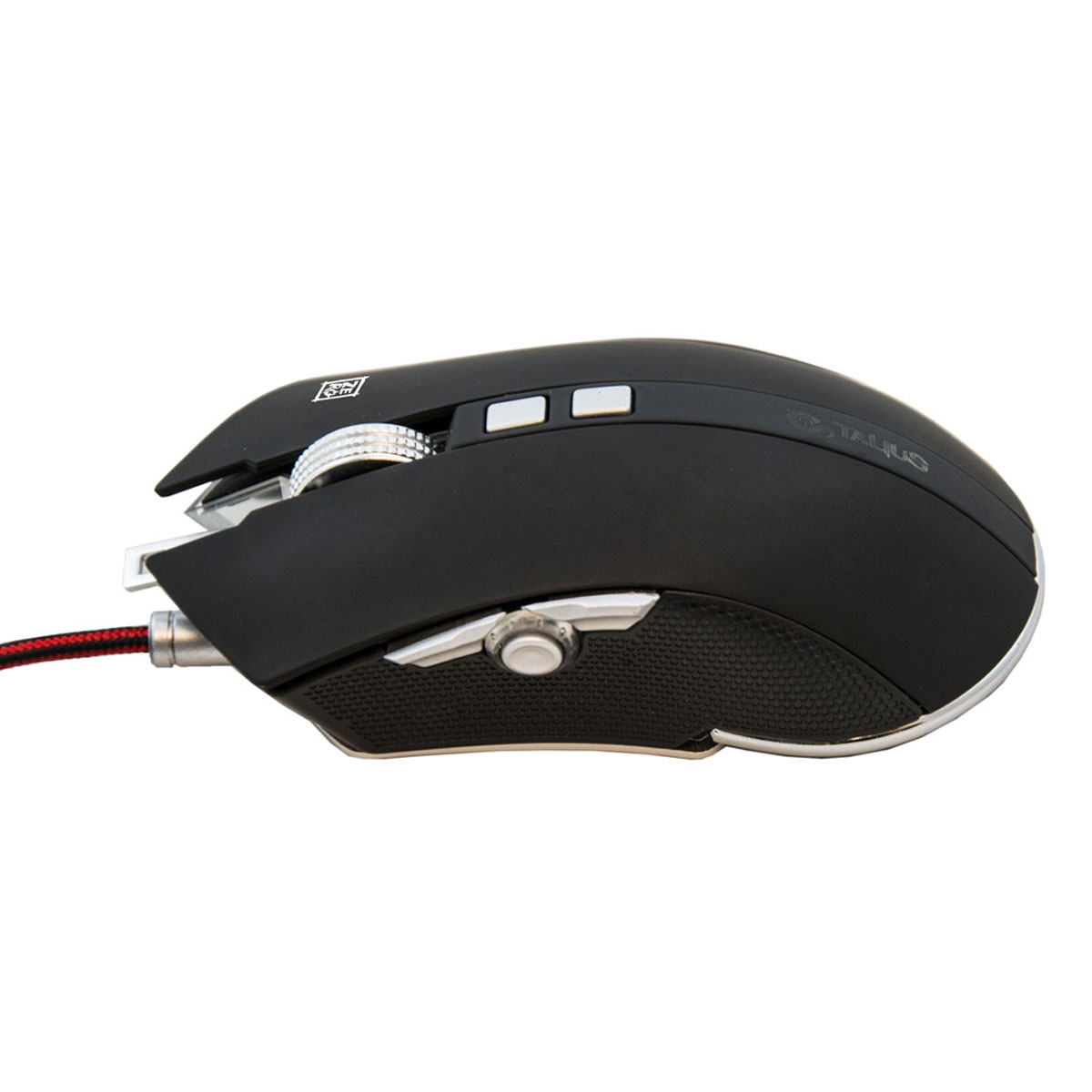 Zwarte gamingmuis met zilveren accenten en een rode kabel. Het heeft knoppen en een scrollwiel.
