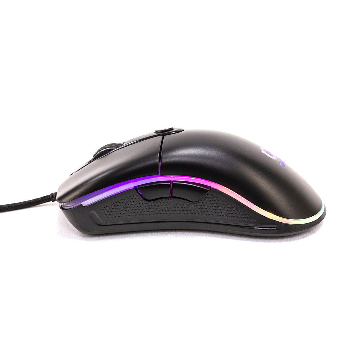 Un mouse da gioco nero con illuminazione RGB, vista laterale, su sfondo bianco.