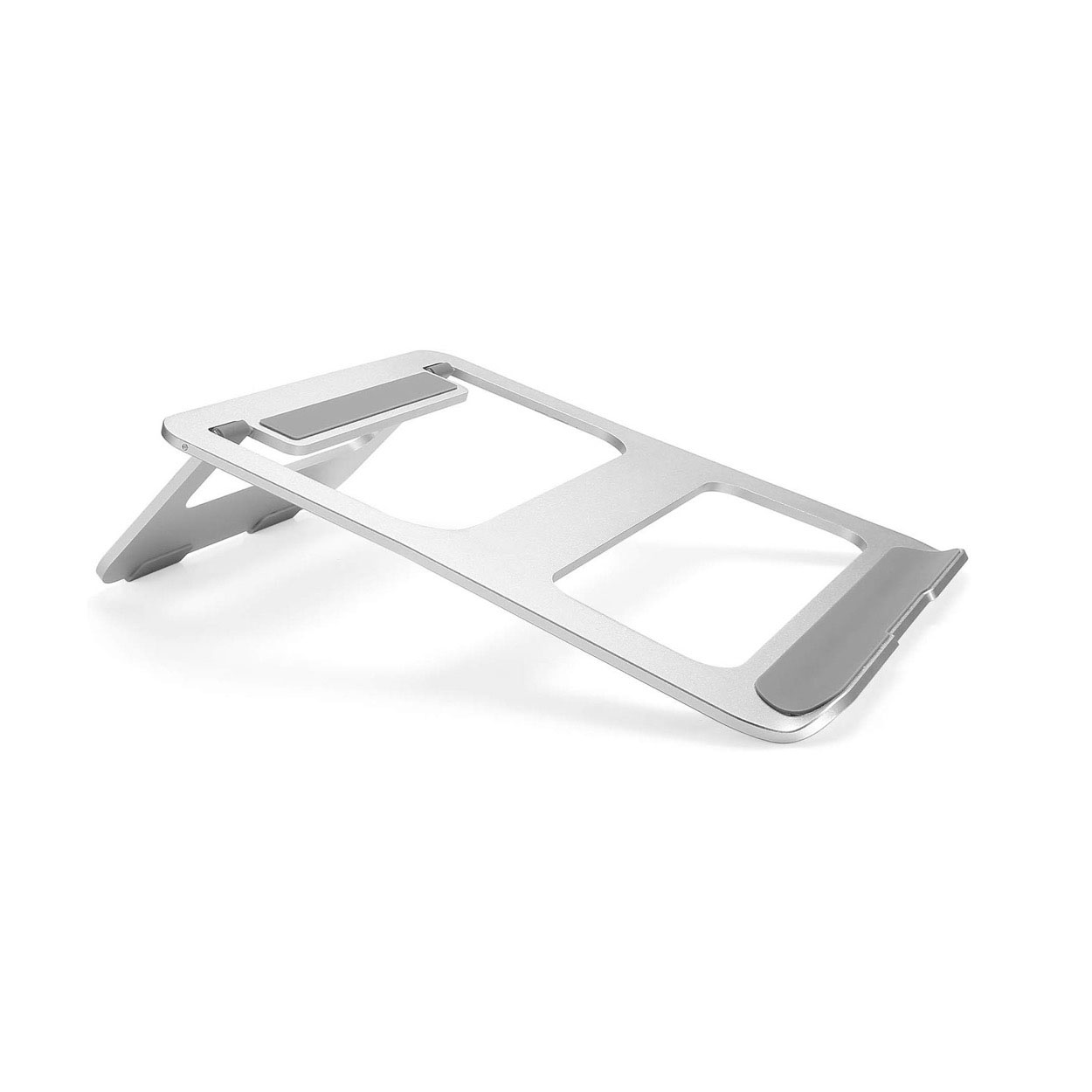 Soporte plateado para portátil con almohadillas grises, fondo blanco.