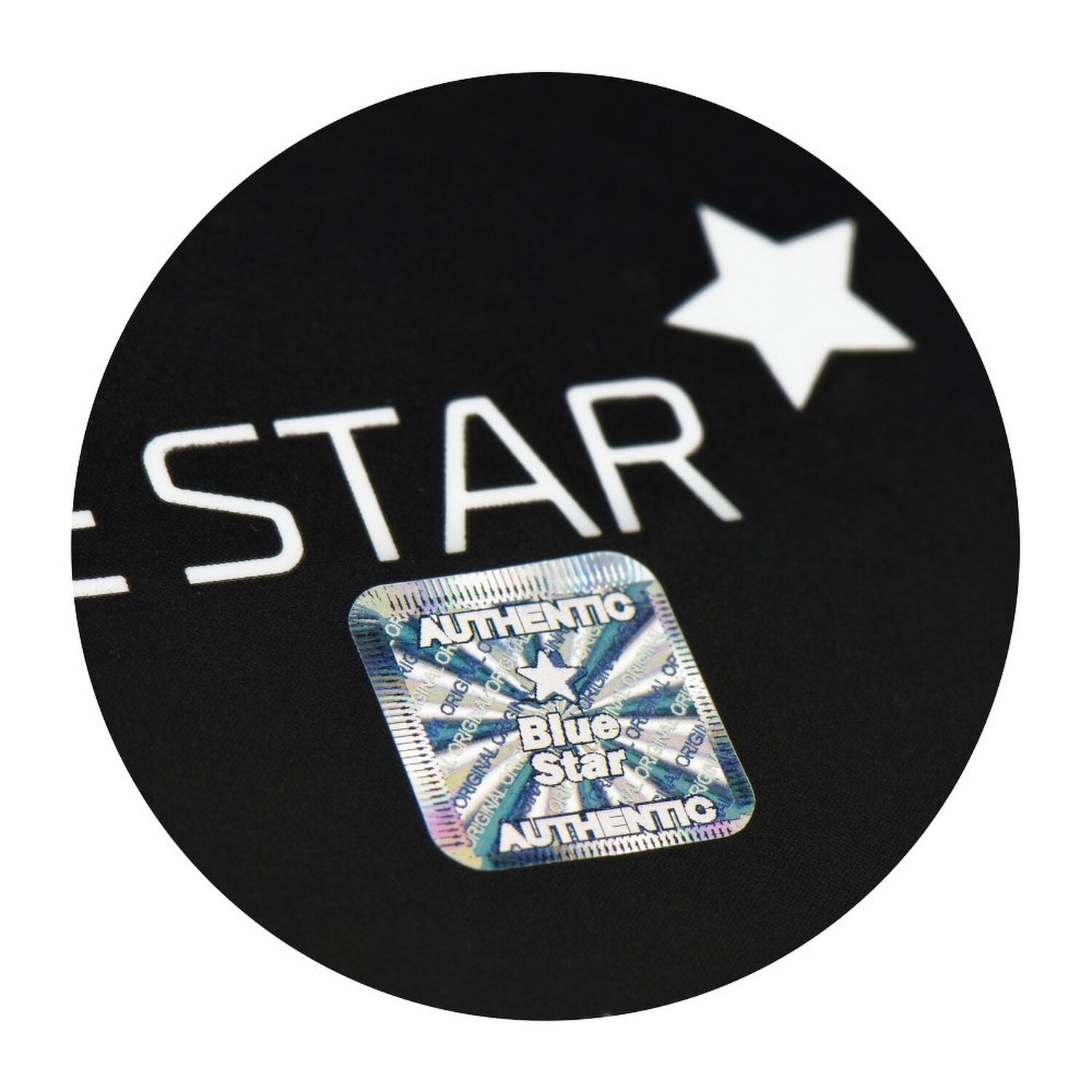 Schwarzes T-Shirt mit Stern und Authentic Blue Star Logo. Nahaufnahme.
