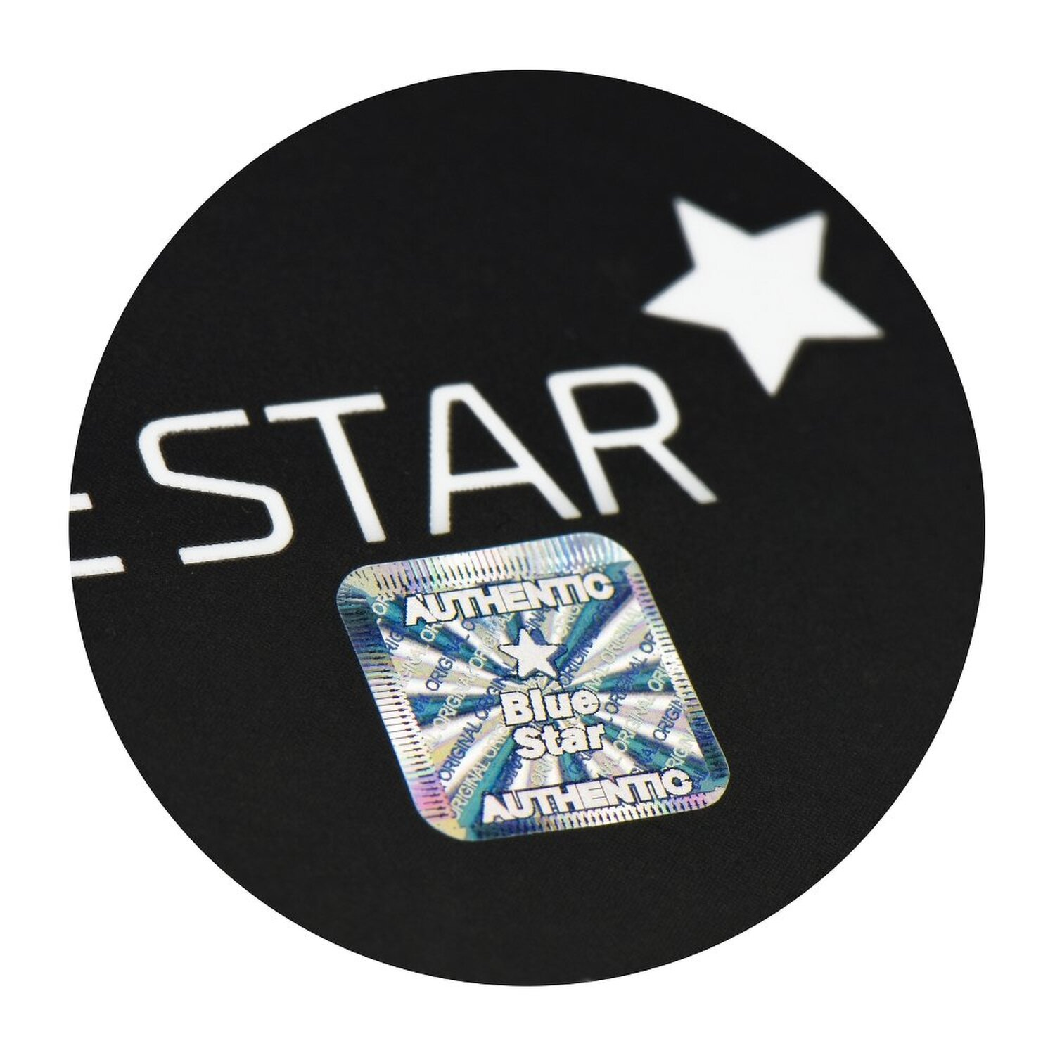 Nahaufnahme eines schwarzen T-Shirts mit Sternlogo.