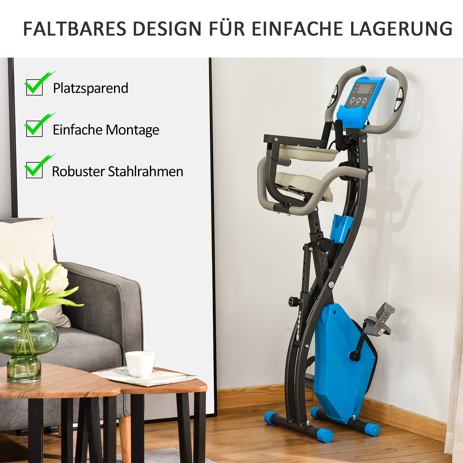 Ein blau-schwarzes Klappfahrrad steht neben einem Sofa mit Blumen und Kaffee.