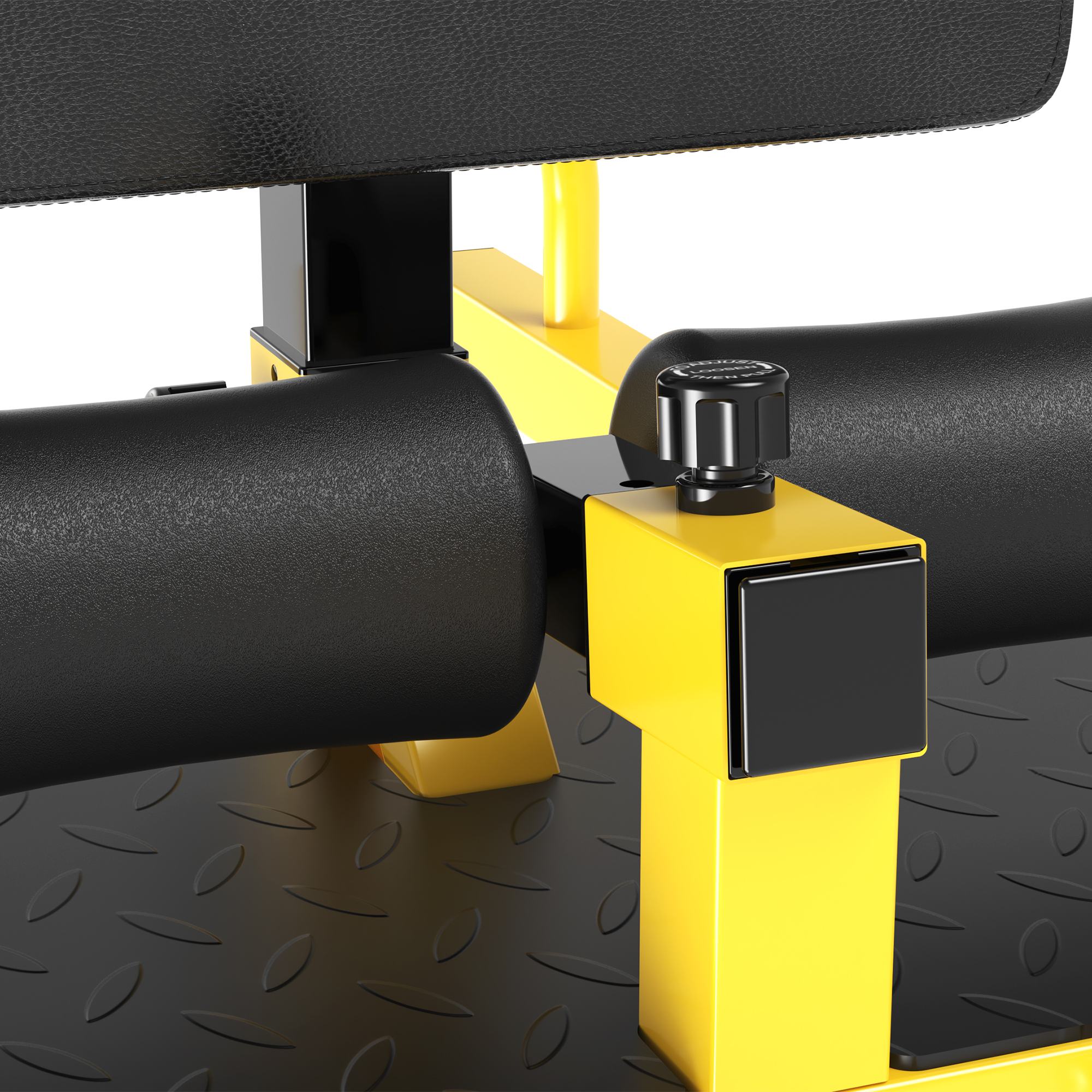 Máquina de sentadillas con marco amarillo, acolchado negro y base de placa de diamante negra.