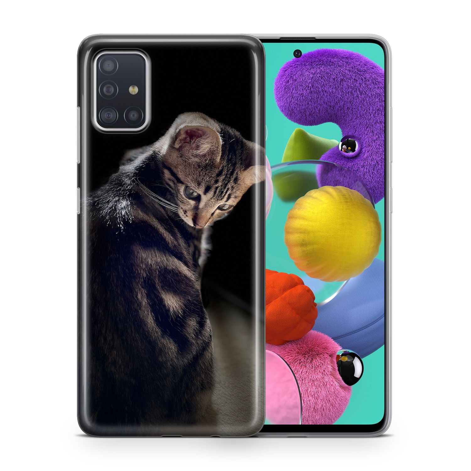 Eine getigerte Katze, die sich auf einer Handyhülle umsieht.