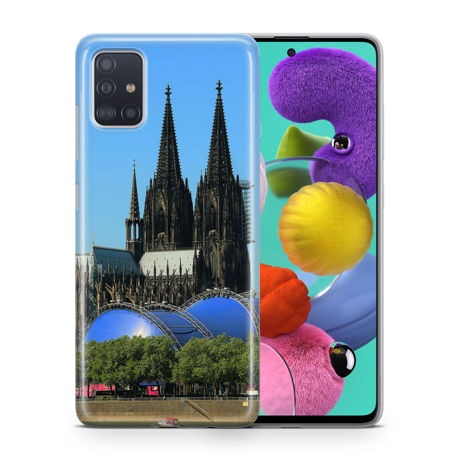 Kölner Dom mit Zwillingsspitzen, blauem Himmel und einer Bühne davor.
