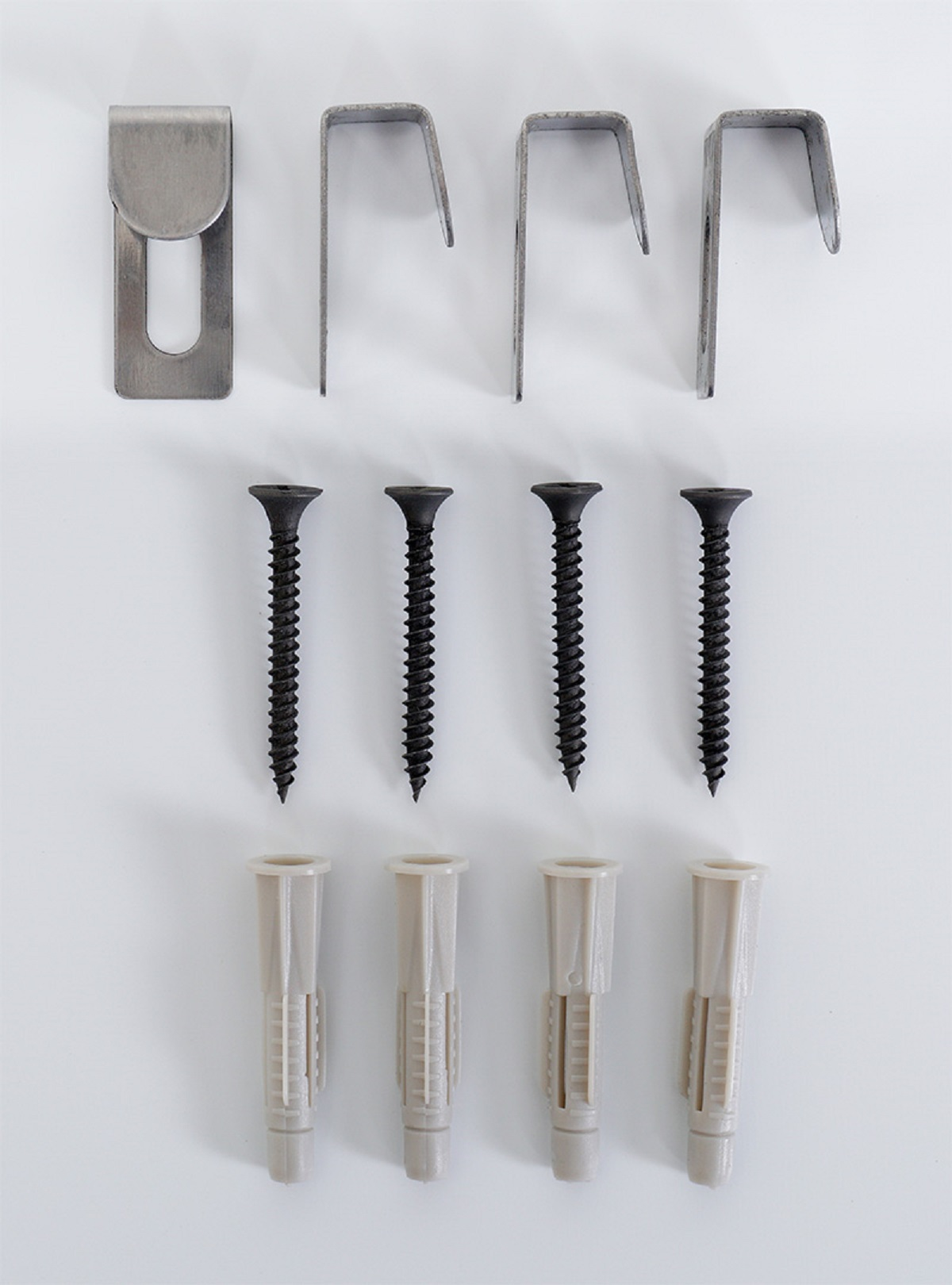 Hardware-Set: Metallhaken, Schrauben und Wandanker auf weißer Oberfläche. Zum Aufhängen von Gegenständen.