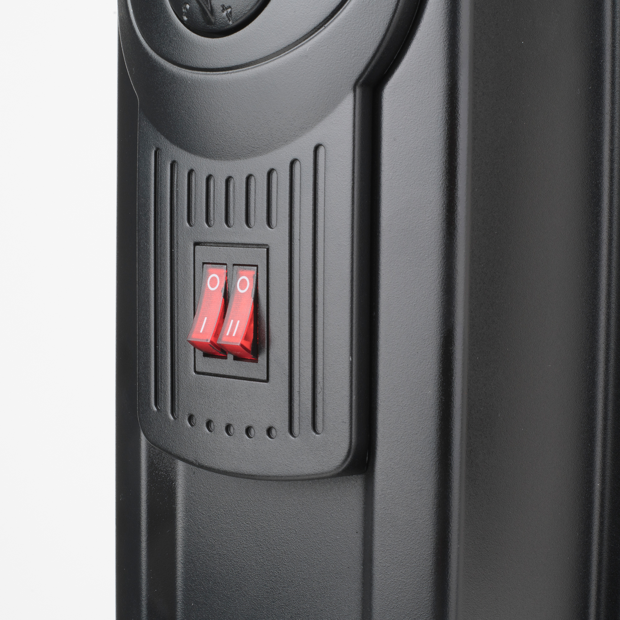 Zbliżenie czarnego urządzenia z dwoma czerwonymi przełącznikami oznaczonymi 'I' i 'II'.