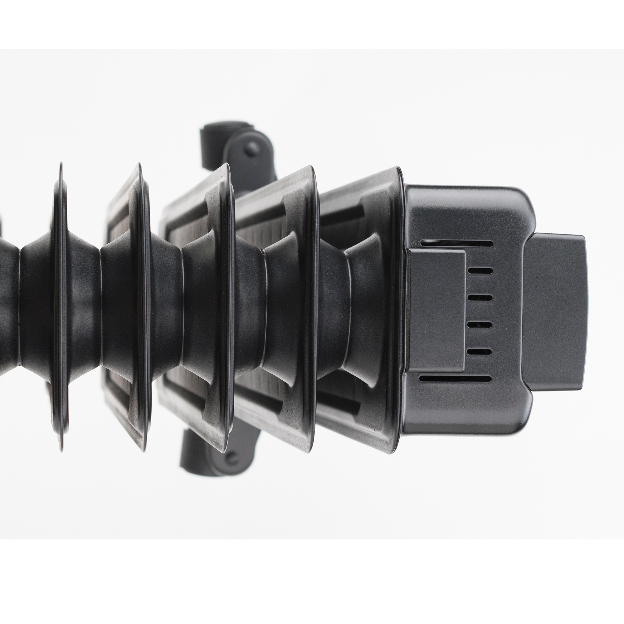 Czarny kaloryfer olejowy. Widok z boku pokazujący wiele żeber i panel sterowania po prawej.