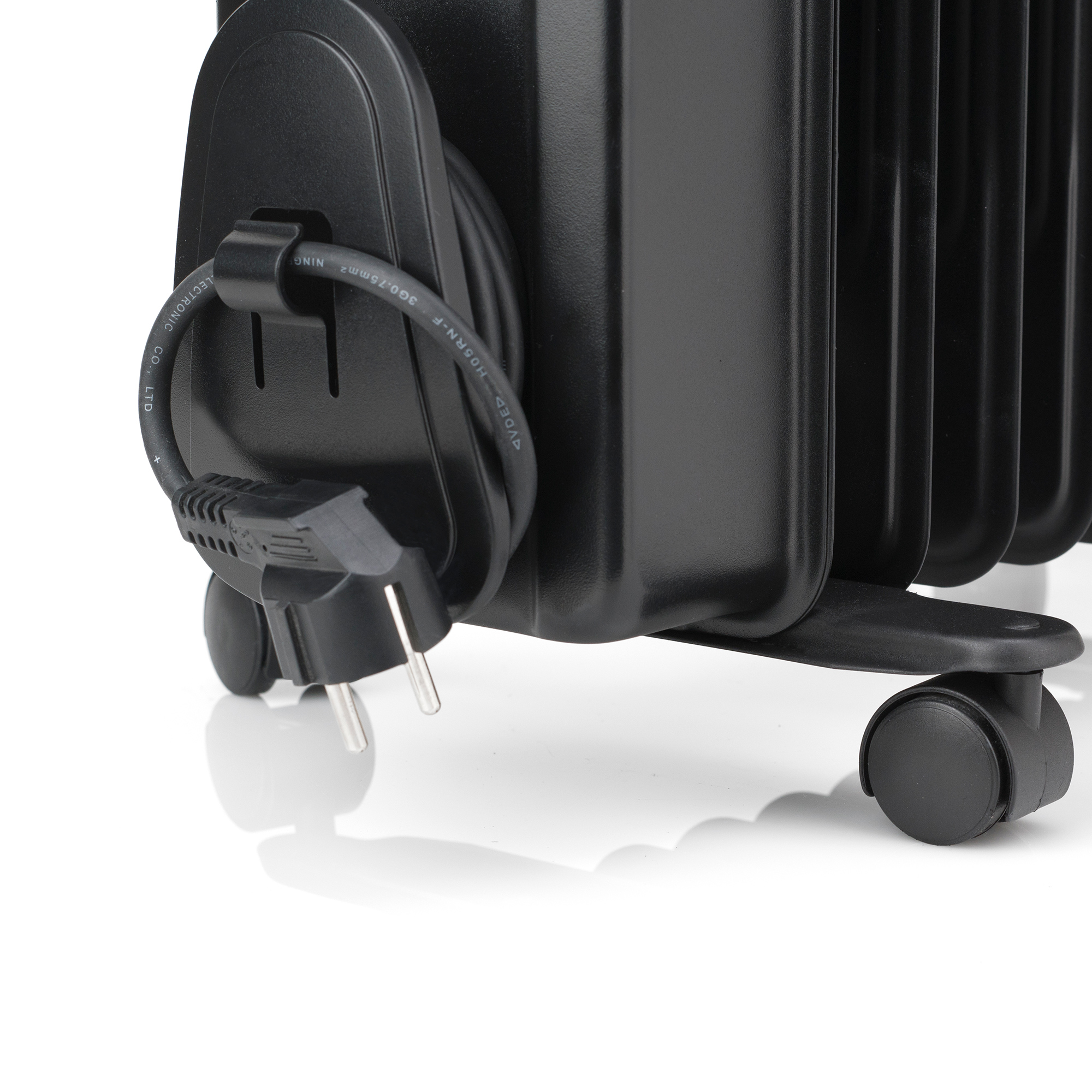 Czarny grzejnik olejowy z kablem i wtyczką. Białe tło. Widoczne koła.