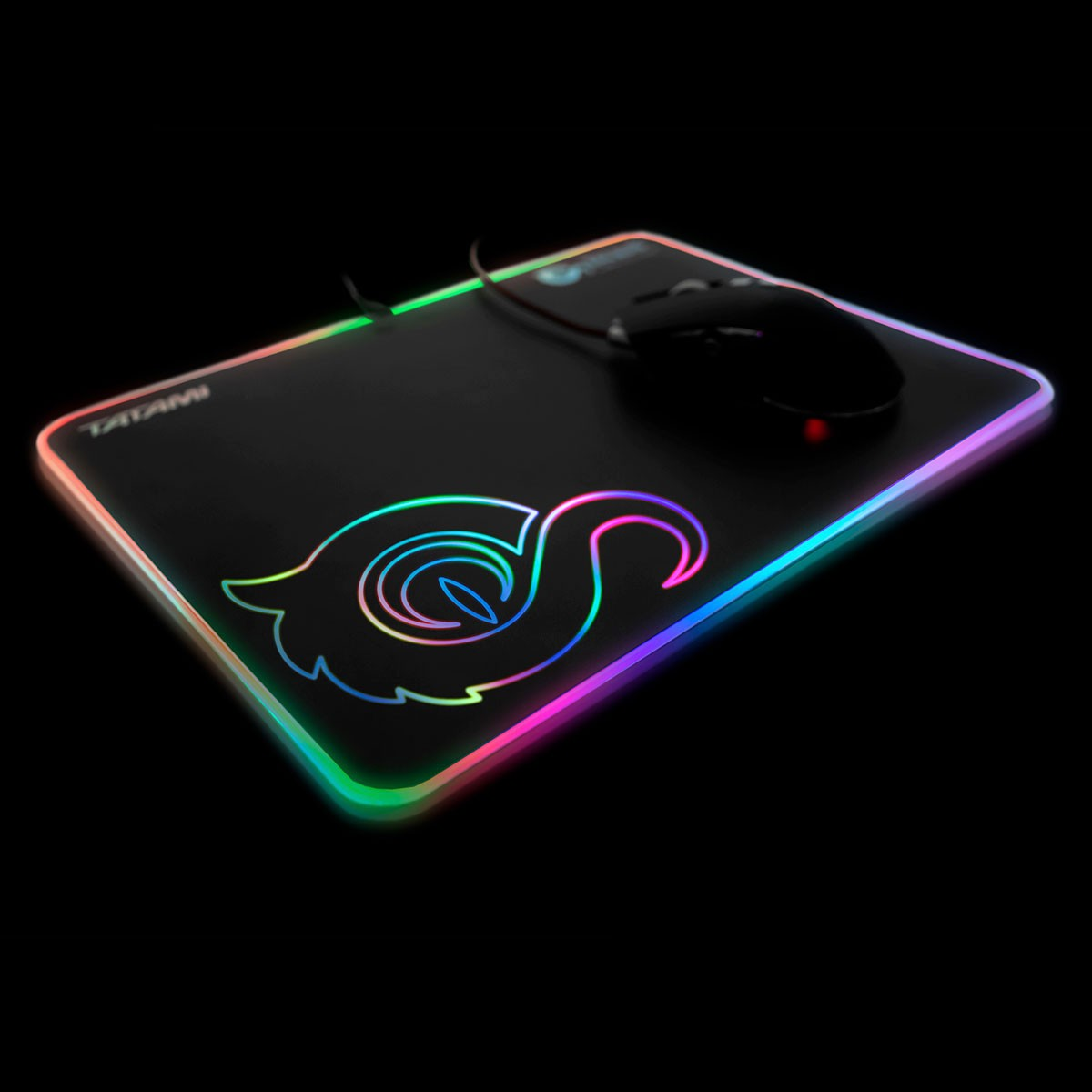 Czarna mysz i podkładka do gier z kolorową, świecącą obwódką i logo.