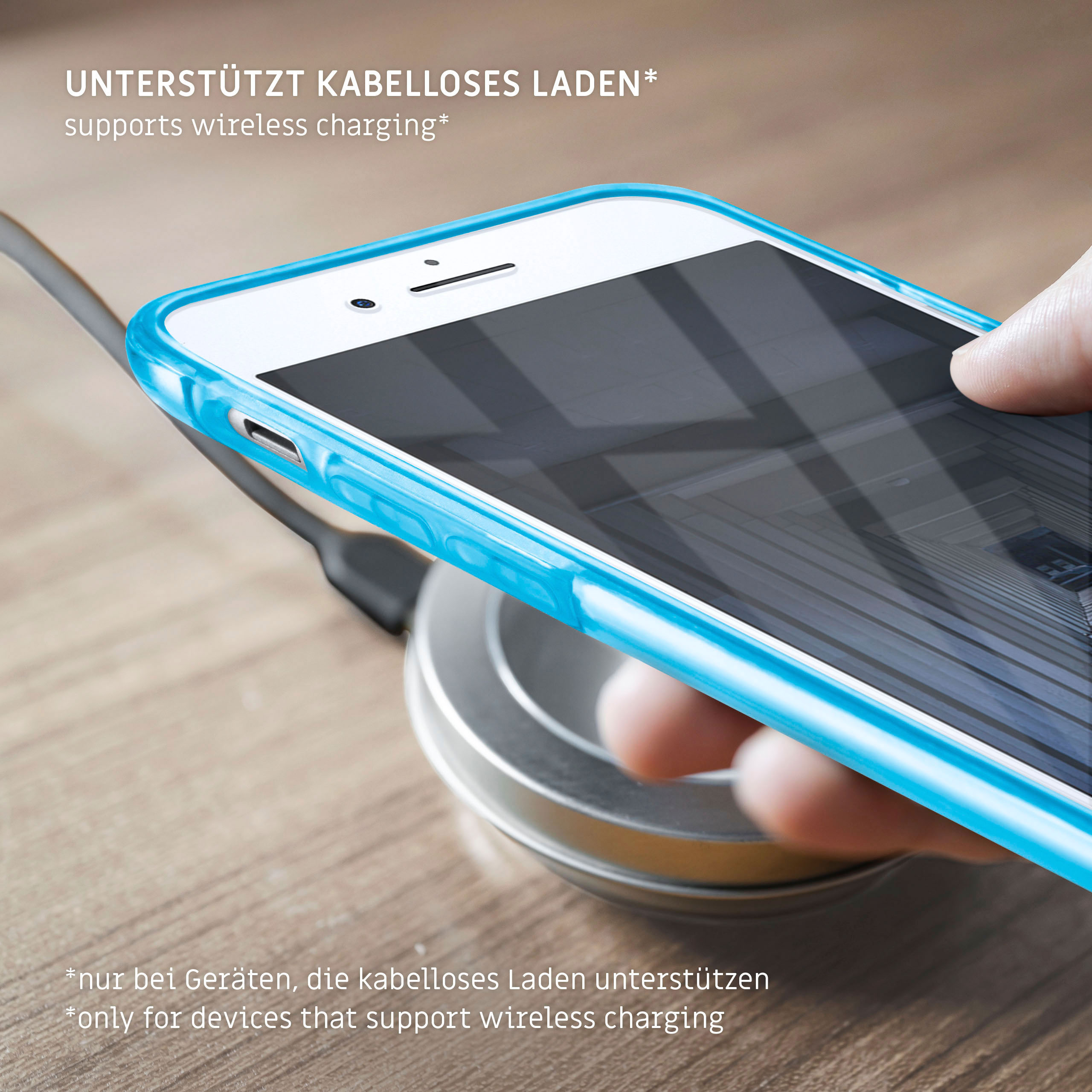Telefon wird drahtlos auf einem Ständer geladen, mit blau umrandeter Hülle, auf Holzoberfläche.