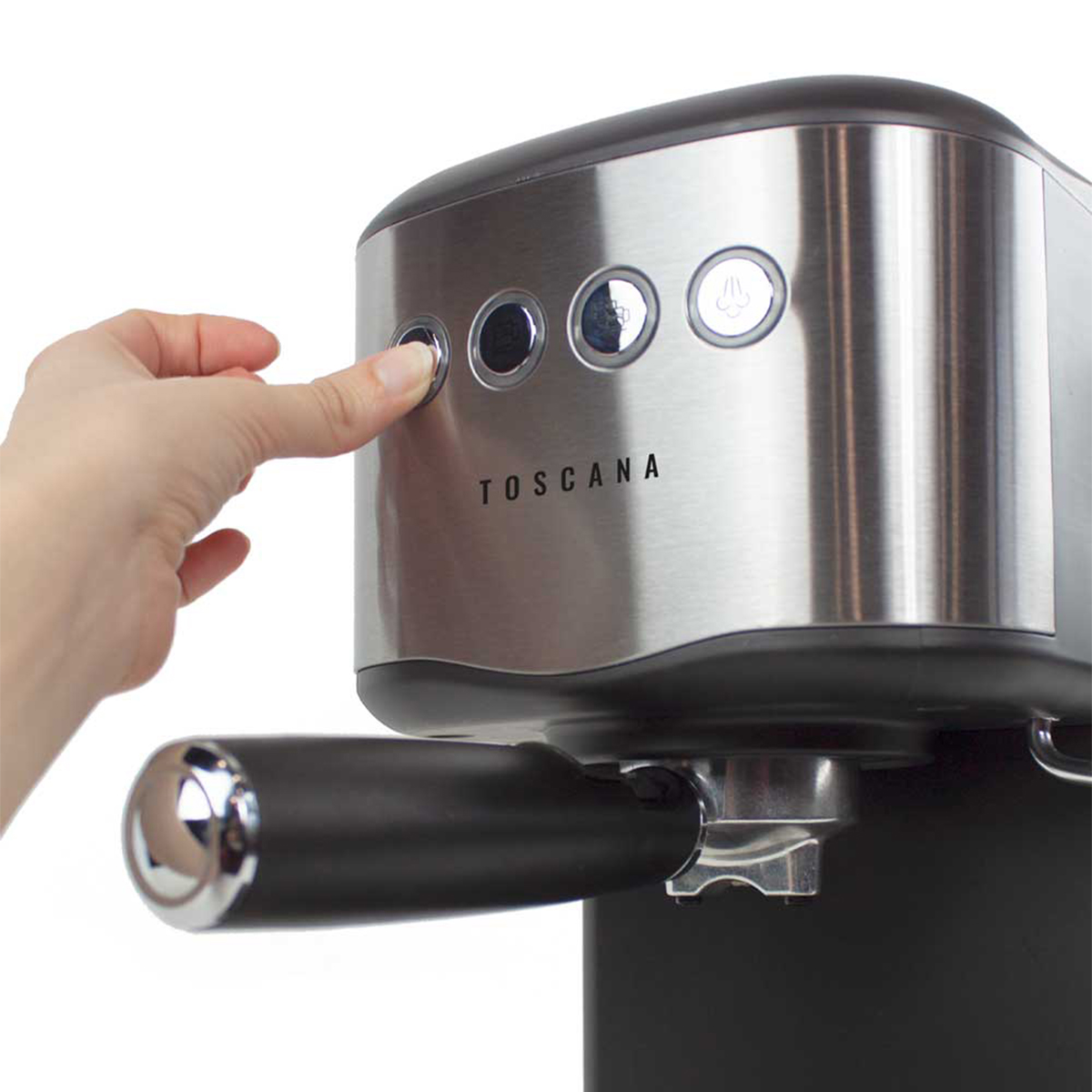 Palec osoby naciska przycisk na metalowym ekspresie do kawy, widoczny jest napis TOSCANA.
