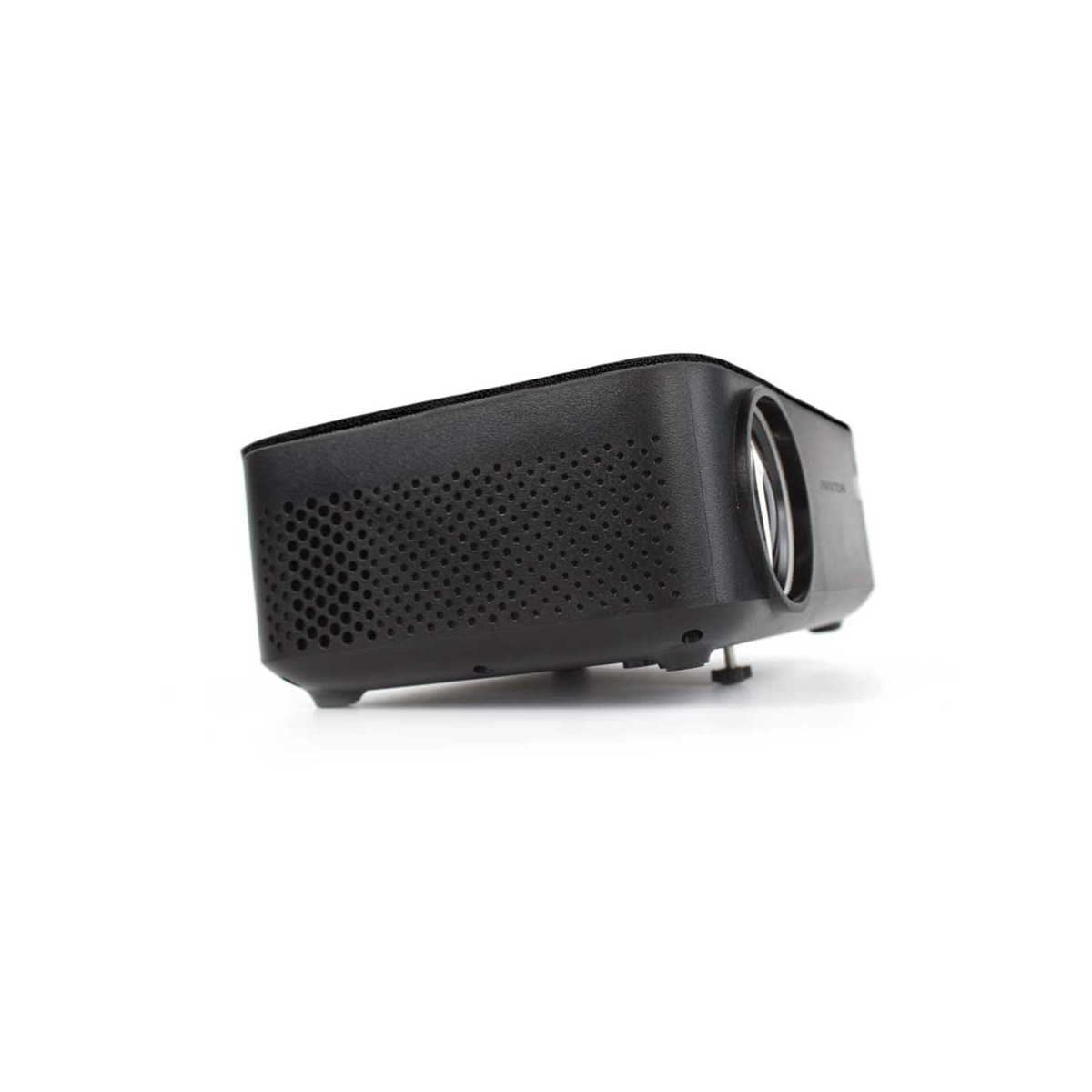 Czarny projektor ustawiony pod kątem, aby pokazać obiektyw i otwory wentylacyjne.