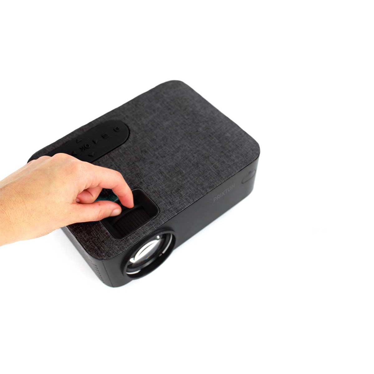 Ręka naciska przycisk na czarnym projektorze.