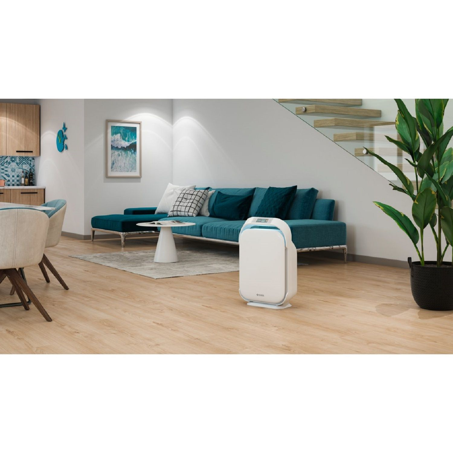 Ein weißer Luftreiniger in einem Wohnzimmer mit blauem Sofa, Pflanzen und Parkettboden.