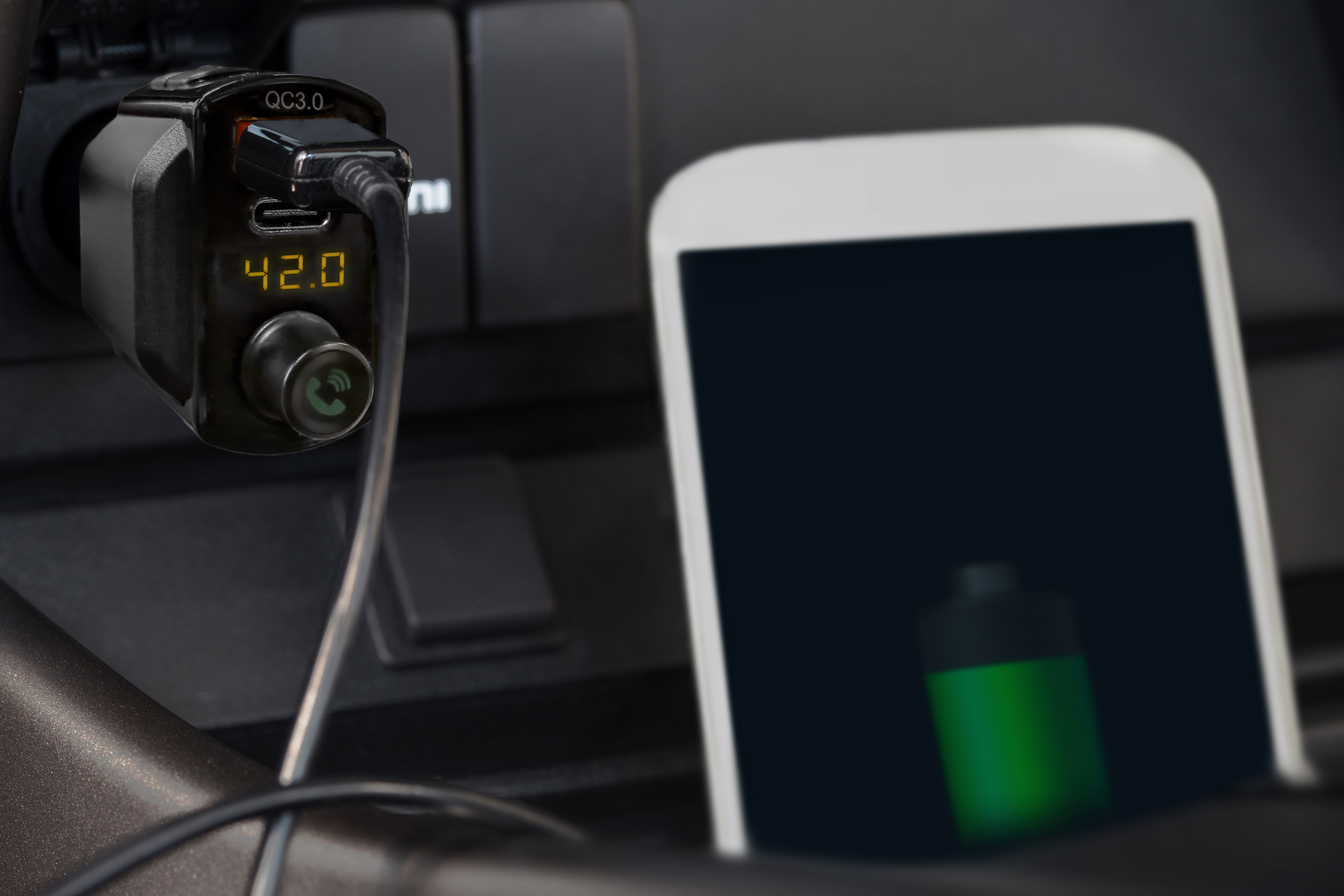 Autoladegerät mit Digitalanzeige für Akkustand und Smartphone.
