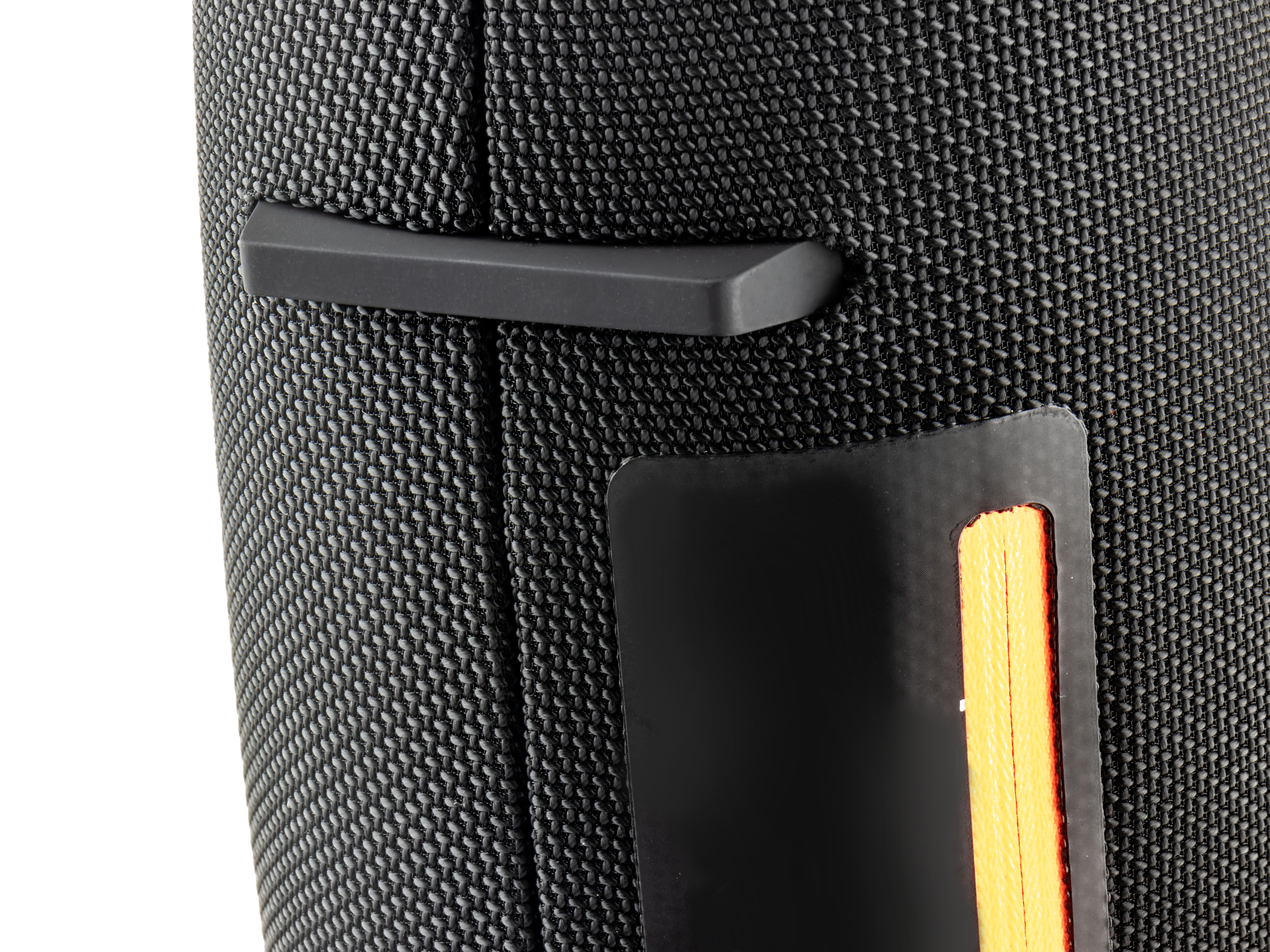 Gros plan d'un haut-parleur en tissu noir avec des accents noirs et oranges.