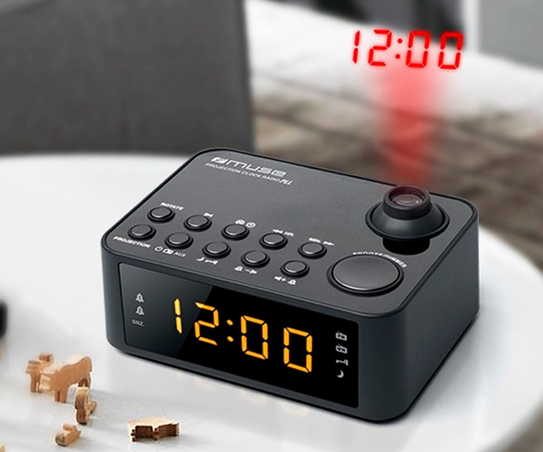 Czarny cyfrowy budzik wyświetlający godzinę na ścianie.