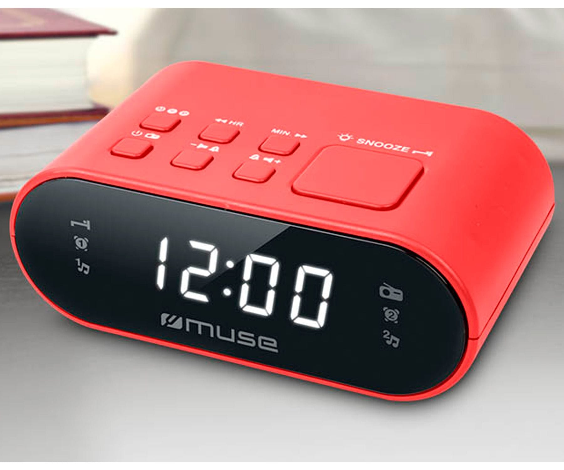 Reloj despertador digital rojo con botones y pantalla que muestra 12:00.
