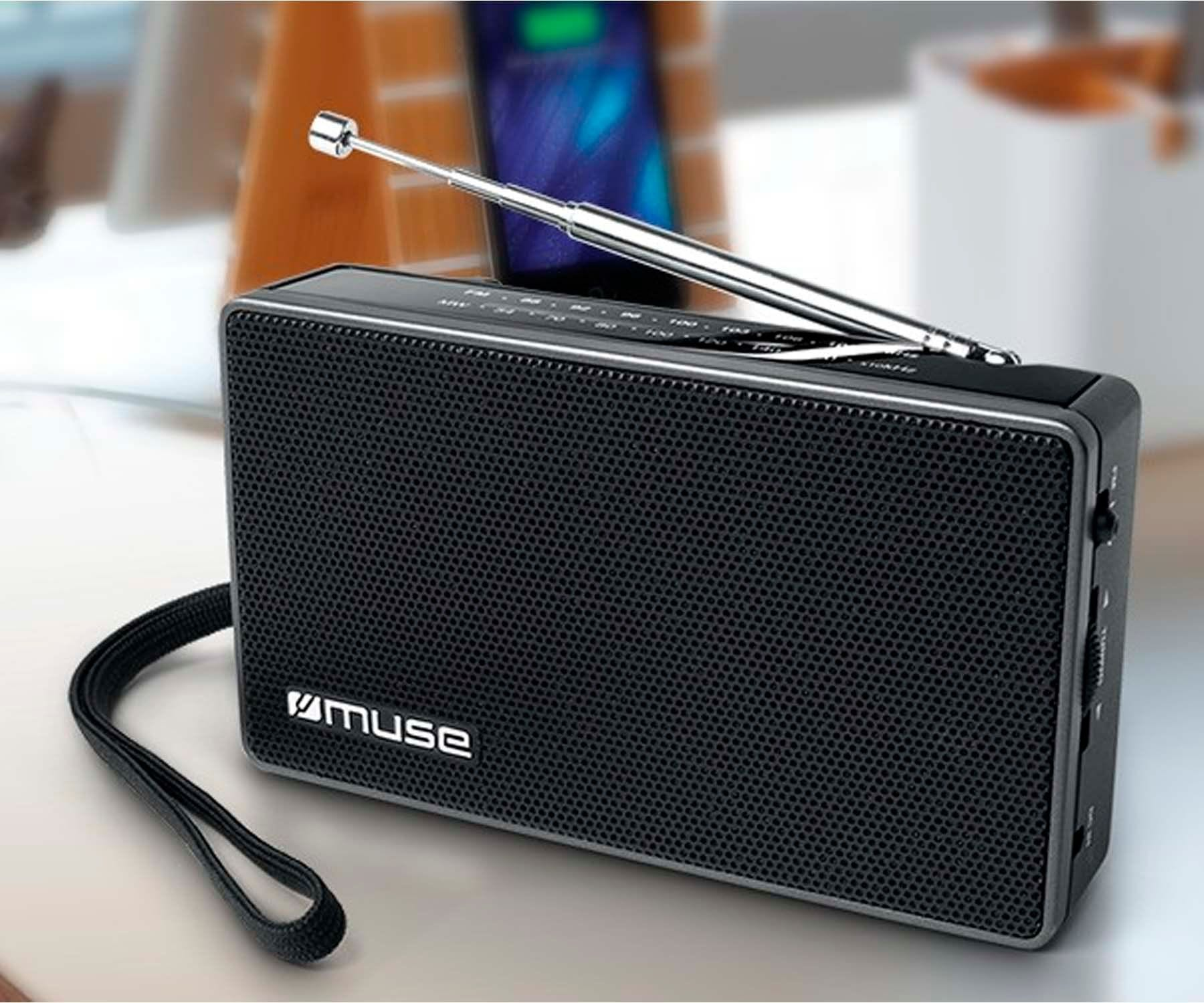 Czarny przenośny radioodbiornik z anteną, głośnikiem i nazwą marki.