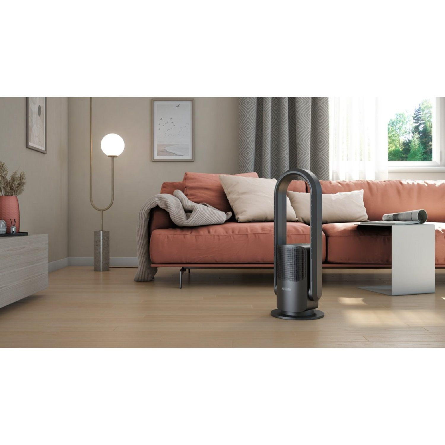 Moderner dunkelgrauer Ventilator in einem Raum mit rotem Sofa, Lampe und Beistelltisch.