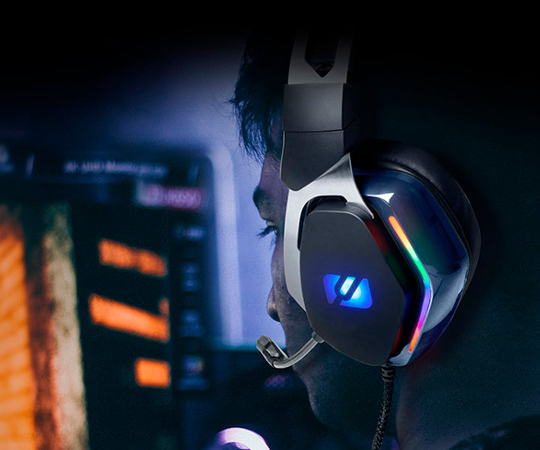 Una persona usando auriculares para juegos. Los auriculares son negros con luces RGB.