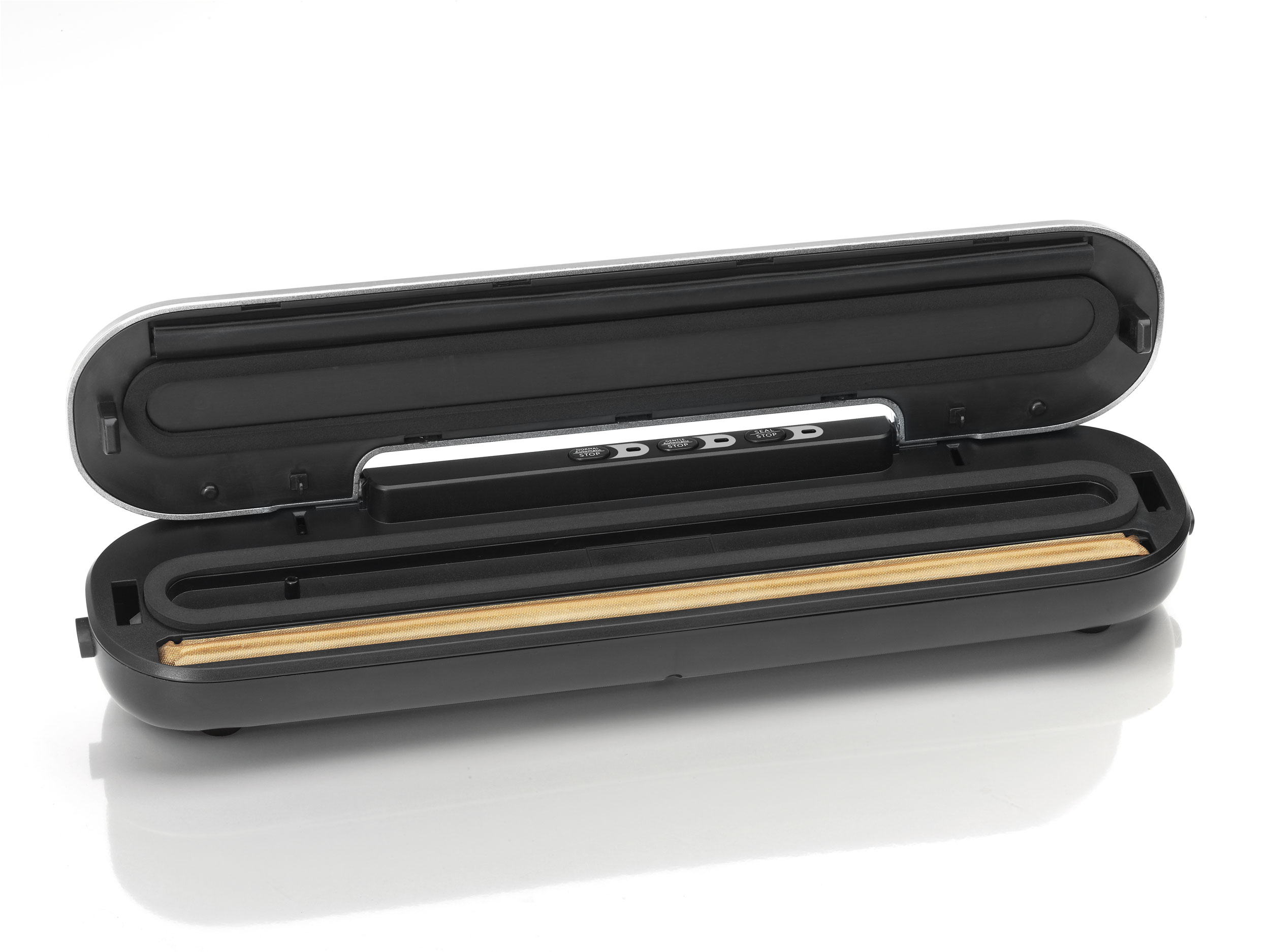 Otwarta czarno-srebrna zgrzewarka próżniowa na białej powierzchni. Otwarta pokrywa, widoczny panel sterowania.