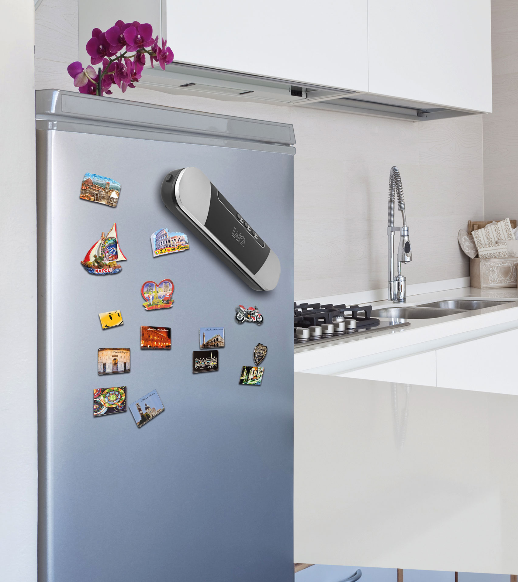 Lodówka z magnesami, w tym krajobrazami miejskimi, łodzią i skuterem.