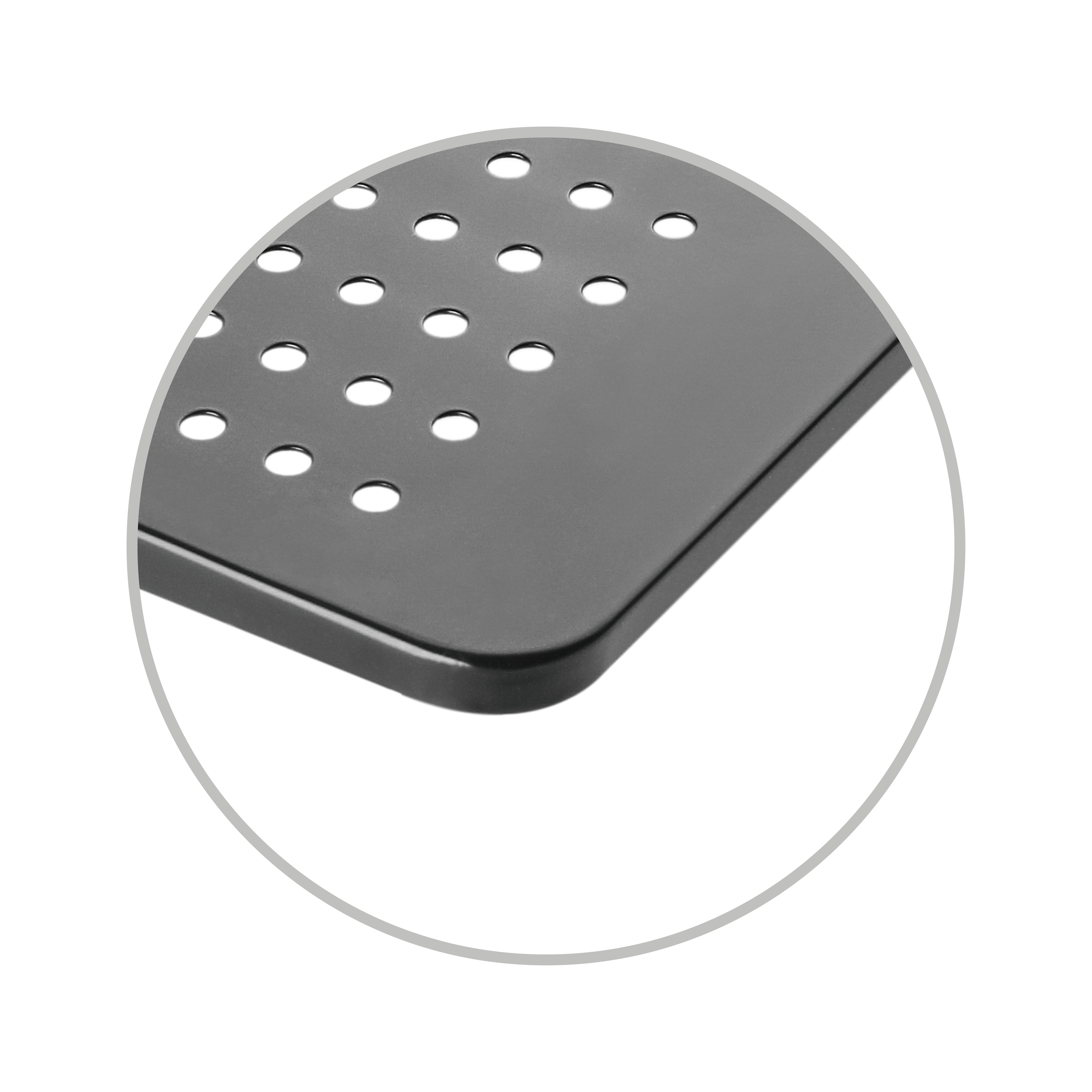 Primer plano de un asiento de metal con muchos agujeros redondos. El borde es curvo.